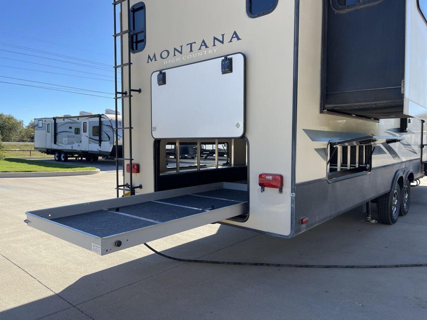 2019 KEYSTONE RV MONTANA 373RD (4YDF37323KA) , Length: 41.33 ft. | Dry Weight: 12,800 lbs. | Gross Weight: 16,000 lbs. | Slides: 4 transmission, located at 4319 N Main St, Cleburne, TX, 76033, (817) 678-5133, 32.385960, -97.391212 - The 2019 Keystone RV Montana 373RD is a luxurious and spacious fifth wheel designed to provide the utmost comfort, convenience, and style for your next adventure. Right up front, this trailer is a painted cap with LED lights. The massive power awning on its side has a LED strip and rolls out with a - Photo#25