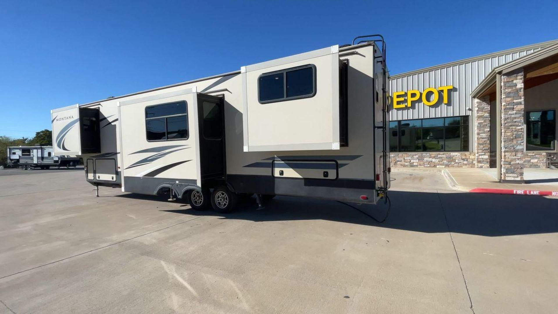 2019 KEYSTONE RV MONTANA 373RD (4YDF37323KA) , Length: 41.33 ft. | Dry Weight: 12,800 lbs. | Gross Weight: 16,000 lbs. | Slides: 4 transmission, located at 4319 N Main St, Cleburne, TX, 76033, (817) 678-5133, 32.385960, -97.391212 - The 2019 Keystone RV Montana 373RD is a luxurious and spacious fifth wheel designed to provide the utmost comfort, convenience, and style for your next adventure. Right up front, this trailer is a painted cap with LED lights. The massive power awning on its side has a LED strip and rolls out with a - Photo#7