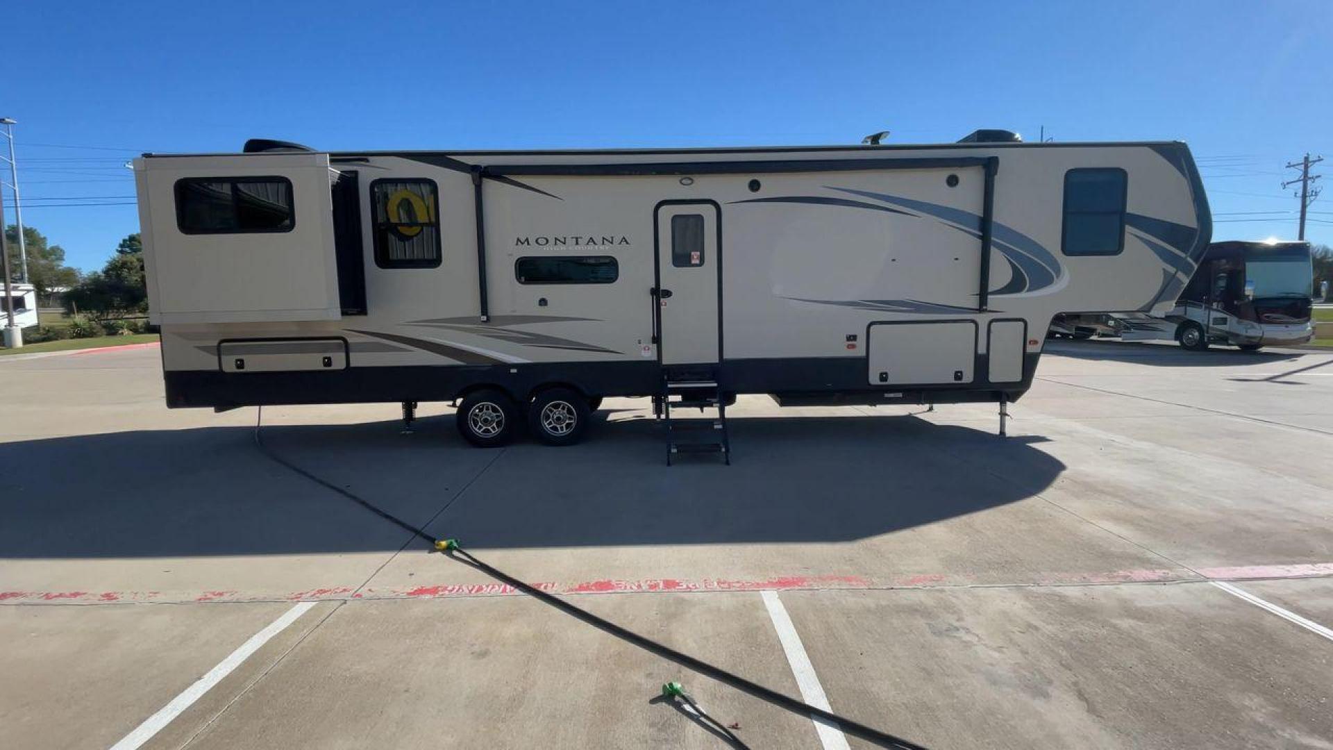 2019 KEYSTONE RV MONTANA 373RD (4YDF37323KA) , Length: 41.33 ft. | Dry Weight: 12,800 lbs. | Gross Weight: 16,000 lbs. | Slides: 4 transmission, located at 4319 N Main St, Cleburne, TX, 76033, (817) 678-5133, 32.385960, -97.391212 - Photo#2