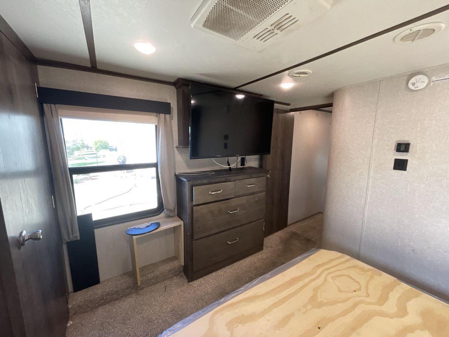 2019 KEYSTONE RV MONTANA 373RD (4YDF37323KA) , Length: 41.33 ft. | Dry Weight: 12,800 lbs. | Gross Weight: 16,000 lbs. | Slides: 4 transmission, located at 4319 N Main St, Cleburne, TX, 76033, (817) 678-5133, 32.385960, -97.391212 - Photo#18