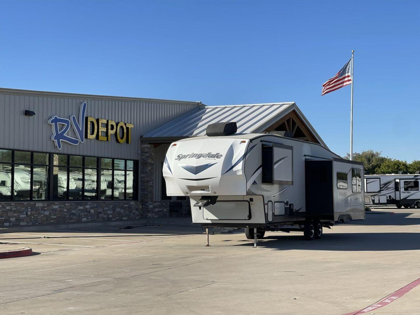 2019 KEYSTONE SPRINGDALE 302FWRK (4YDF30220K3) , Length: 33.75 ft. | Dry Weight: 8,911 lbs. | Gross Weight: 10,320 lbs. | Slides: 3 transmission, located at 4319 N Main St, Cleburne, TX, 76033, (817) 678-5133, 32.385960, -97.391212 - Photo#0