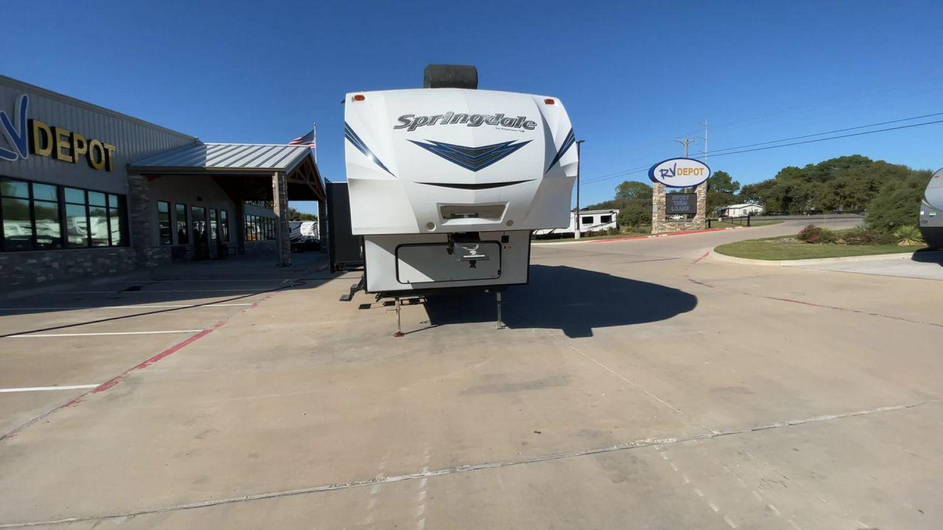 2019 KEYSTONE SPRINGDALE 302FWRK (4YDF30220K3) , Length: 33.75 ft. | Dry Weight: 8,911 lbs. | Gross Weight: 10,320 lbs. | Slides: 3 transmission, located at 4319 N Main St, Cleburne, TX, 76033, (817) 678-5133, 32.385960, -97.391212 - Photo#4