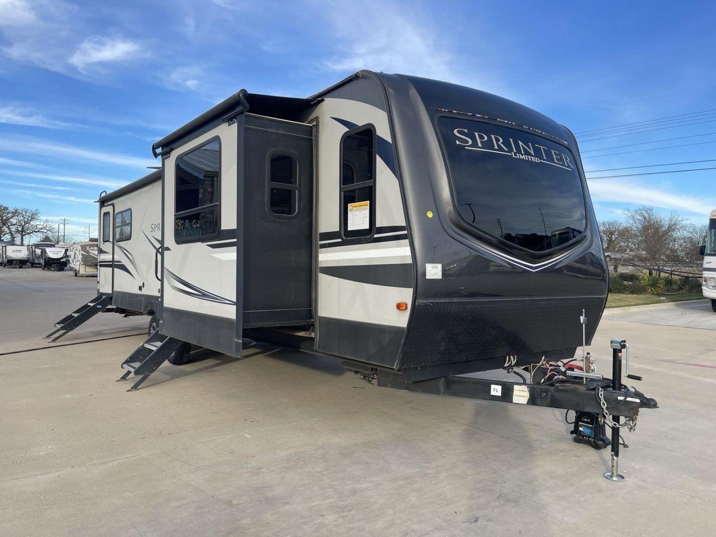 2019 KEYSTONE SPRINTER 330KBS (4YDT33021K1) , Length: 37.75 ft. | Dry Weight: 9,100 lbs. | Gross Weight: 11,500 lbs. | Slides: 3 transmission, located at 4319 N Main St, Cleburne, TX, 76033, (817) 678-5133, 32.385960, -97.391212 - The 2019 Keystone Sprinter 330KBS travel trailer is a spacious and well-designed unit, measuring 37.75 feet in length. The exterior is sleek and modern, featuring a gray and white color scheme accented by black and blue graphic lines. The trailer has three (3) slideouts, providing ample space for c - Photo#23