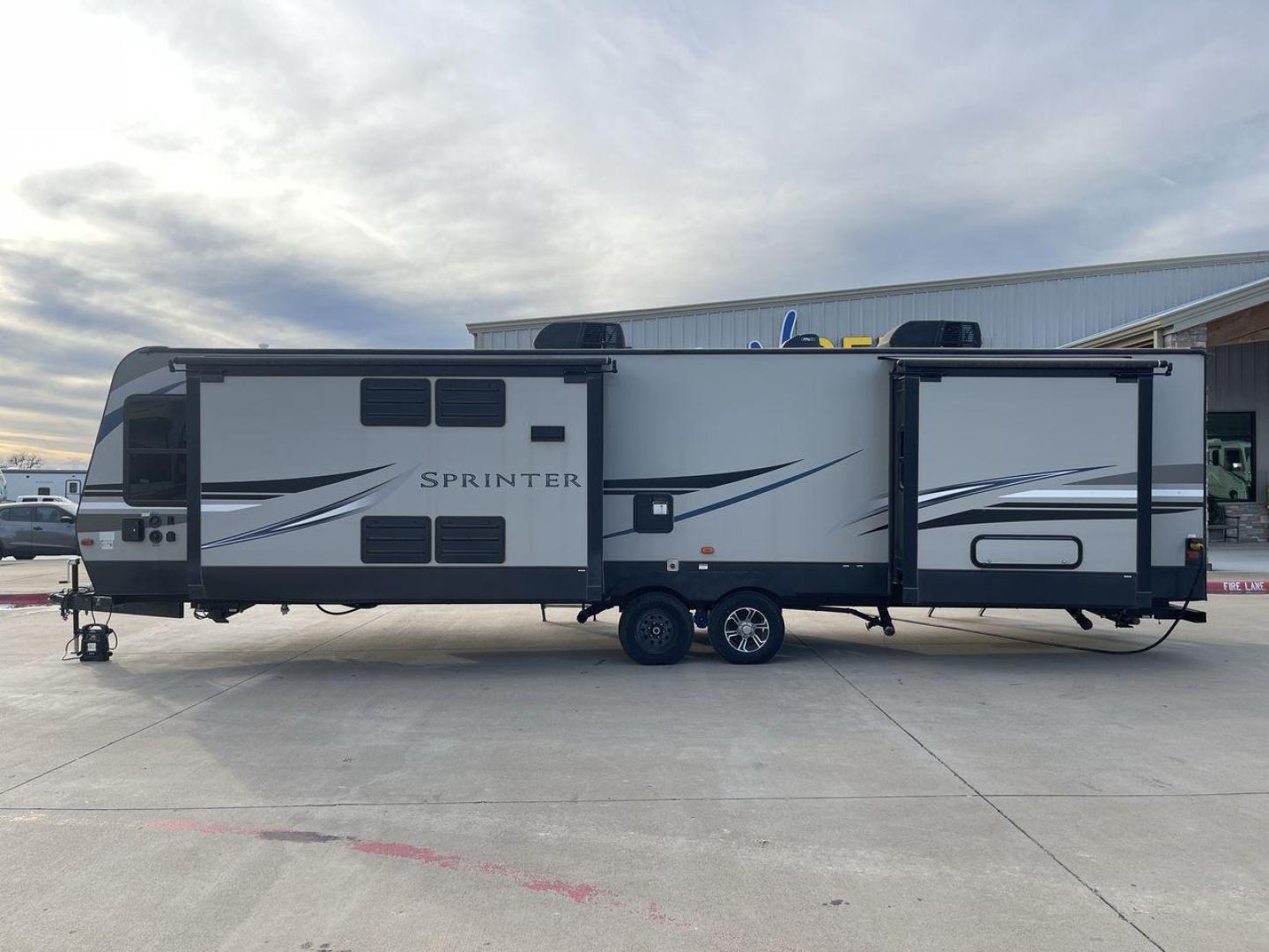 2019 KEYSTONE SPRINTER 330KBS (4YDT33021K1) , Length: 37.75 ft. | Dry Weight: 9,100 lbs. | Gross Weight: 11,500 lbs. | Slides: 3 transmission, located at 4319 N Main St, Cleburne, TX, 76033, (817) 678-5133, 32.385960, -97.391212 - The 2019 Keystone Sprinter 330KBS travel trailer is a spacious and well-designed unit, measuring 37.75 feet in length. The exterior is sleek and modern, featuring a gray and white color scheme accented by black and blue graphic lines. The trailer has three (3) slideouts, providing ample space for c - Photo#24