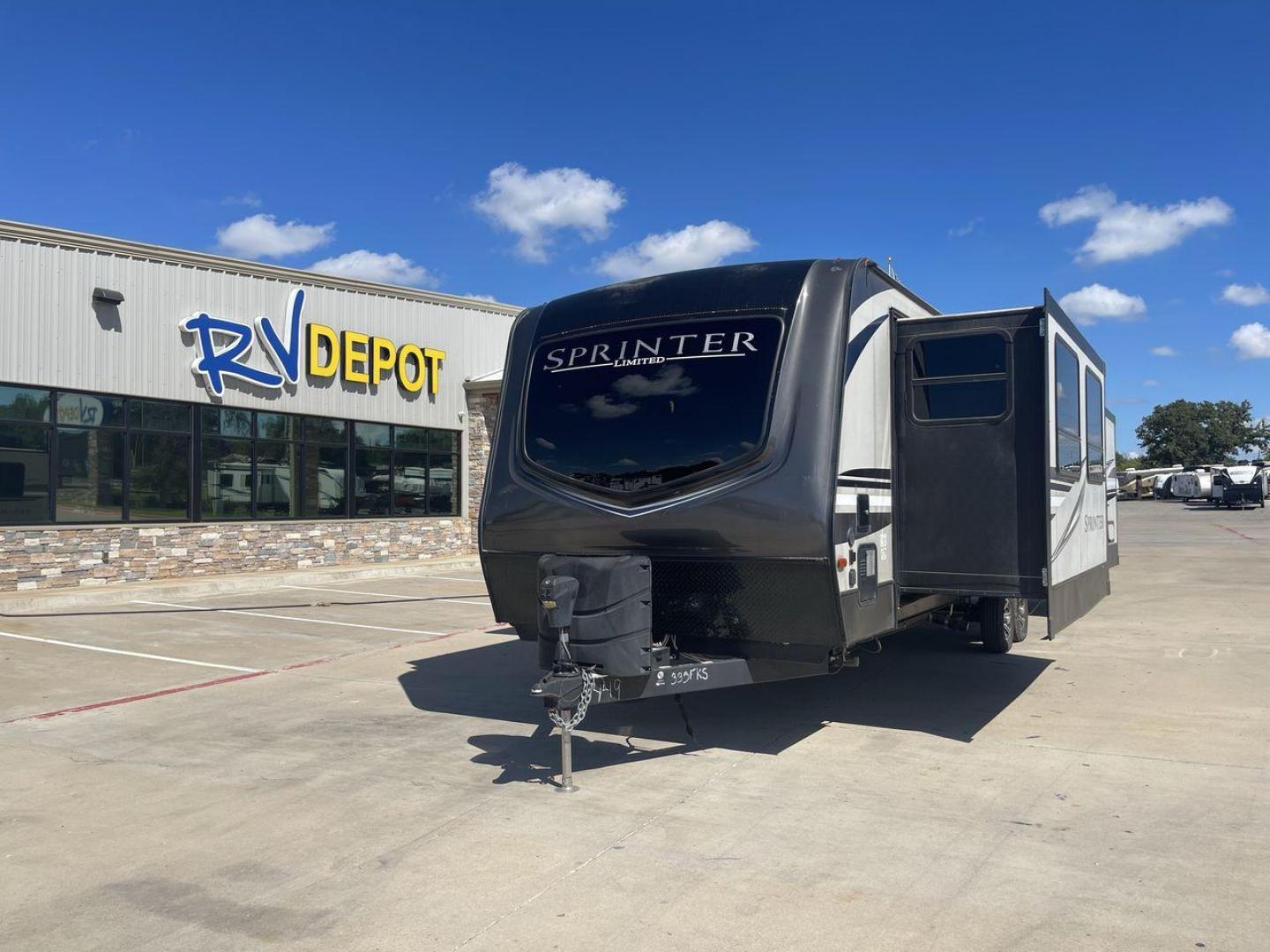 2019 KEYSTONE SPRINTER 333FKS (4YDT33321K1) , Length: 37.75 ft. | Dry Weight: 8,994 lbs. | Gross Weight: 11,500 lbs. | Slides: 3 transmission, located at 4319 N Main St, Cleburne, TX, 76033, (817) 678-5133, 32.385960, -97.391212 - Photo#0