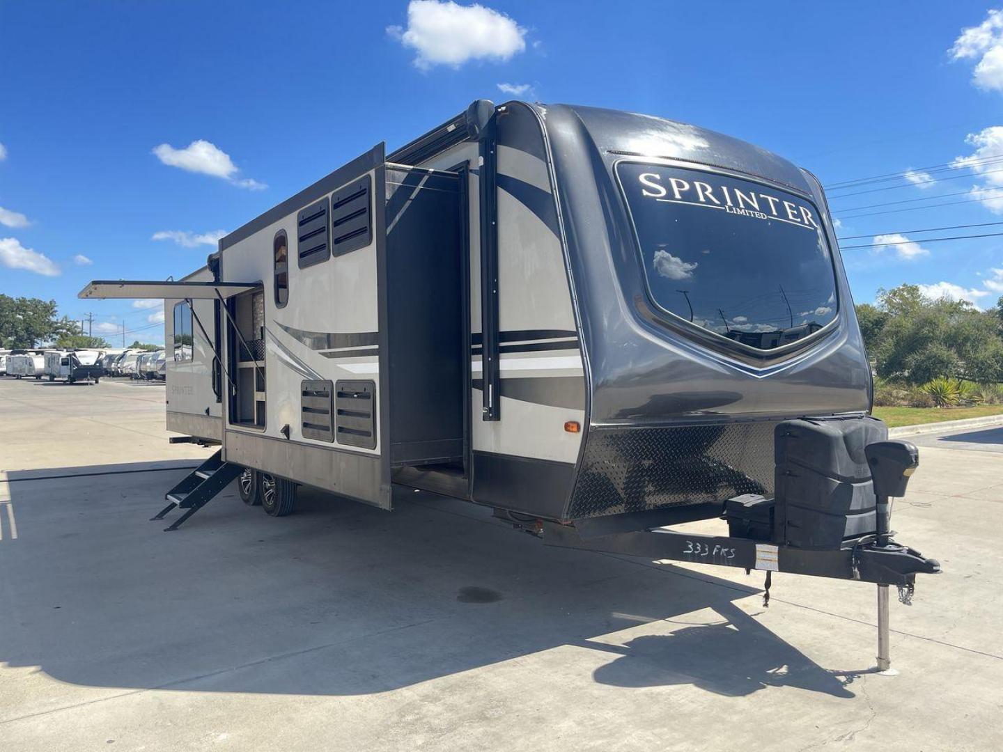 2019 KEYSTONE SPRINTER 333FKS (4YDT33321K1) , Length: 37.75 ft. | Dry Weight: 8,994 lbs. | Gross Weight: 11,500 lbs. | Slides: 3 transmission, located at 4319 N Main St, Cleburne, TX, 76033, (817) 678-5133, 32.385960, -97.391212 - Photo#23