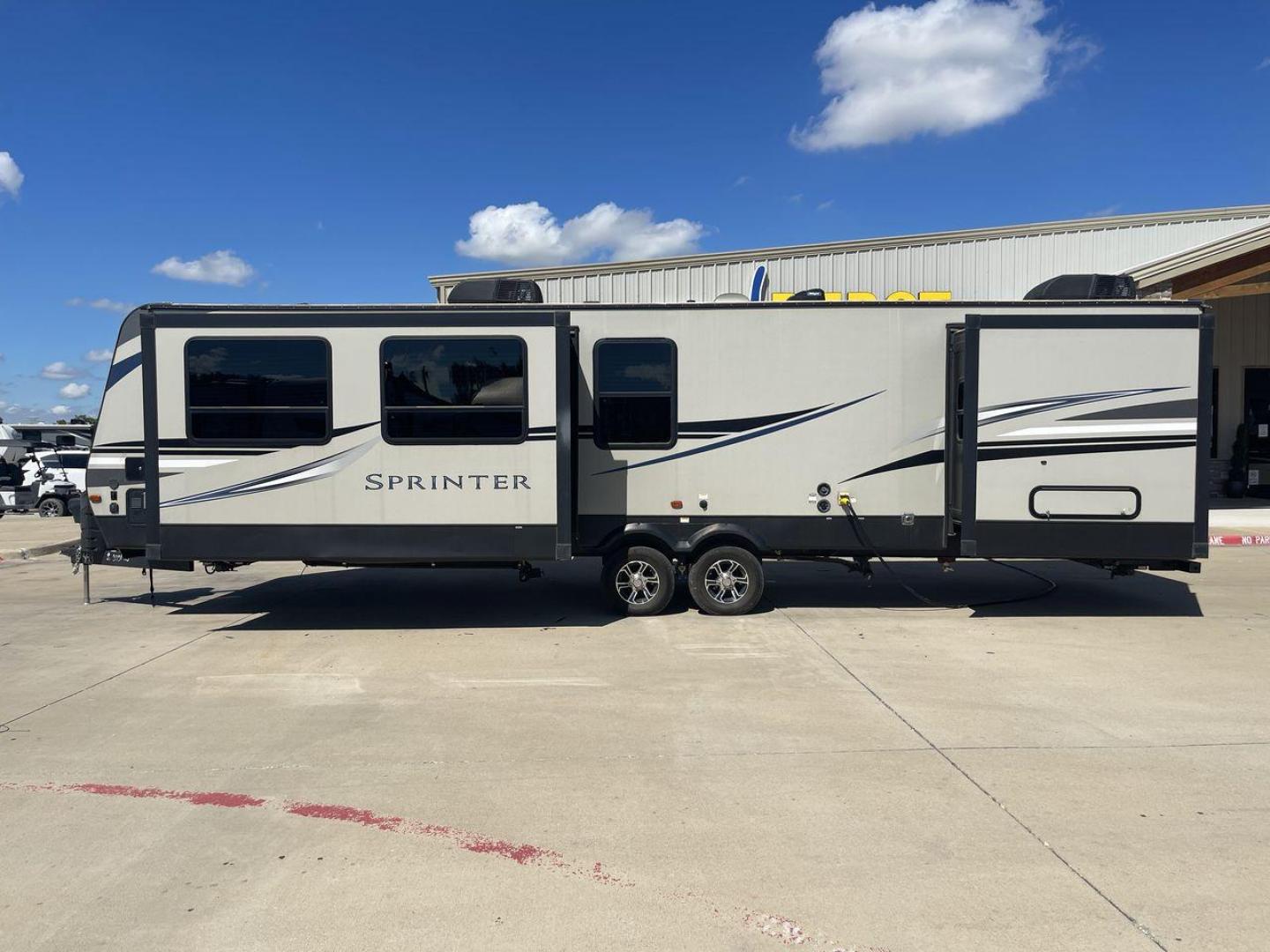 2019 KEYSTONE SPRINTER 333FKS (4YDT33321K1) , Length: 37.75 ft. | Dry Weight: 8,994 lbs. | Gross Weight: 11,500 lbs. | Slides: 3 transmission, located at 4319 N Main St, Cleburne, TX, 76033, (817) 678-5133, 32.385960, -97.391212 - Photo#24