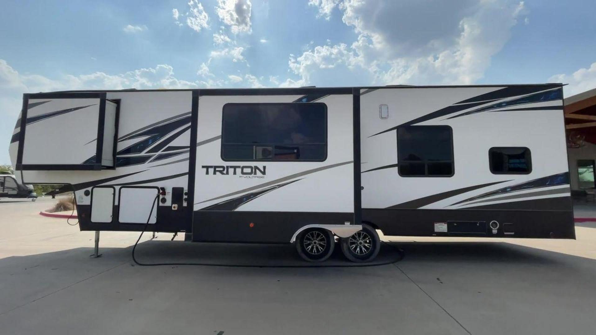 2019 TRITON VOLTAGE 3561 (4YDF3562XKZ) , Length: 38.83 ft. | Dry Weight: 11,826 lbs. | Slides: 2 transmission, located at 4319 N Main St, Cleburne, TX, 76033, (817) 678-5133, 32.385960, -97.391212 - The stunning toy hauler 2019 Keystone Voltage 3561 is made for adventure lovers. It combines the simplicity of transporting and enjoying your preferred recreational vehicles with the comfort of a contemporary house. This toy hauler provides an entertaining and comfortable base for your outdoor adven - Photo#6