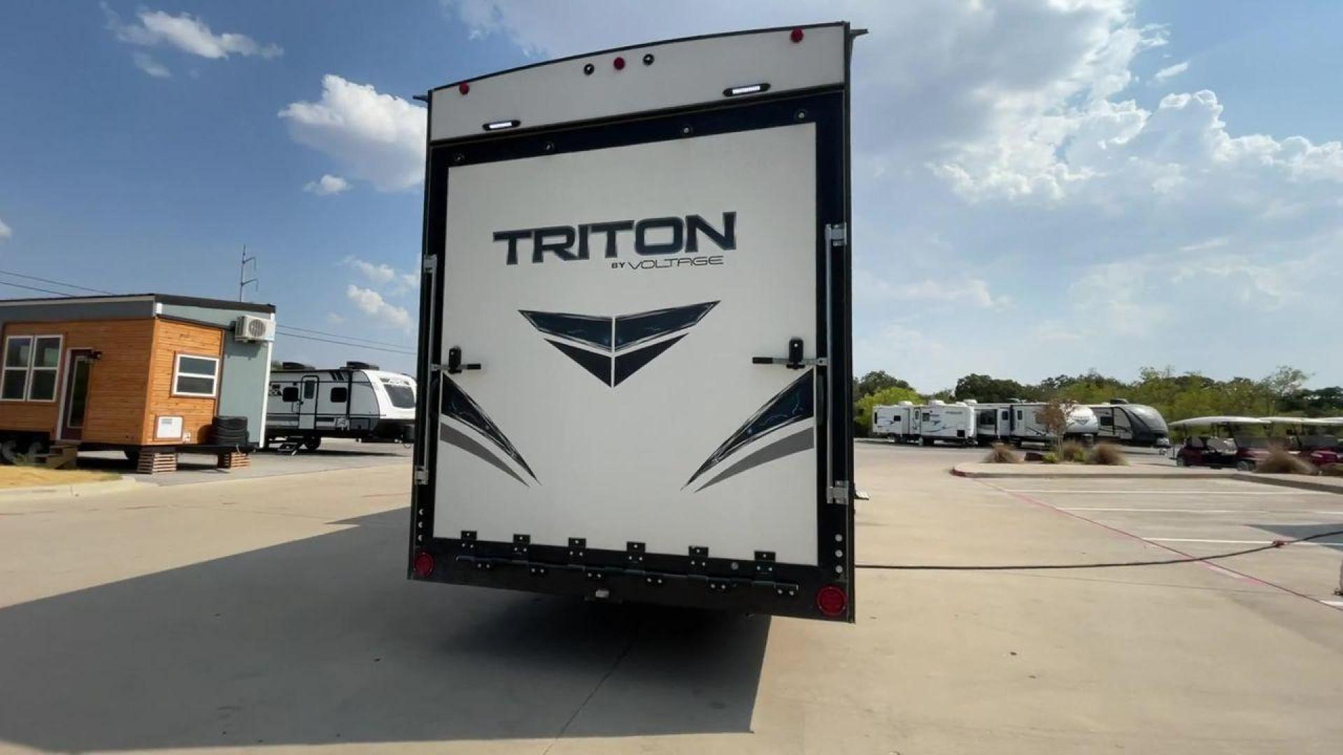 2019 TRITON VOLTAGE 3561 (4YDF3562XKZ) , Length: 38.83 ft. | Dry Weight: 11,826 lbs. | Slides: 2 transmission, located at 4319 N Main St, Cleburne, TX, 76033, (817) 678-5133, 32.385960, -97.391212 - The stunning toy hauler 2019 Keystone Voltage 3561 is made for adventure lovers. It combines the simplicity of transporting and enjoying your preferred recreational vehicles with the comfort of a contemporary house. This toy hauler provides an entertaining and comfortable base for your outdoor adven - Photo#8