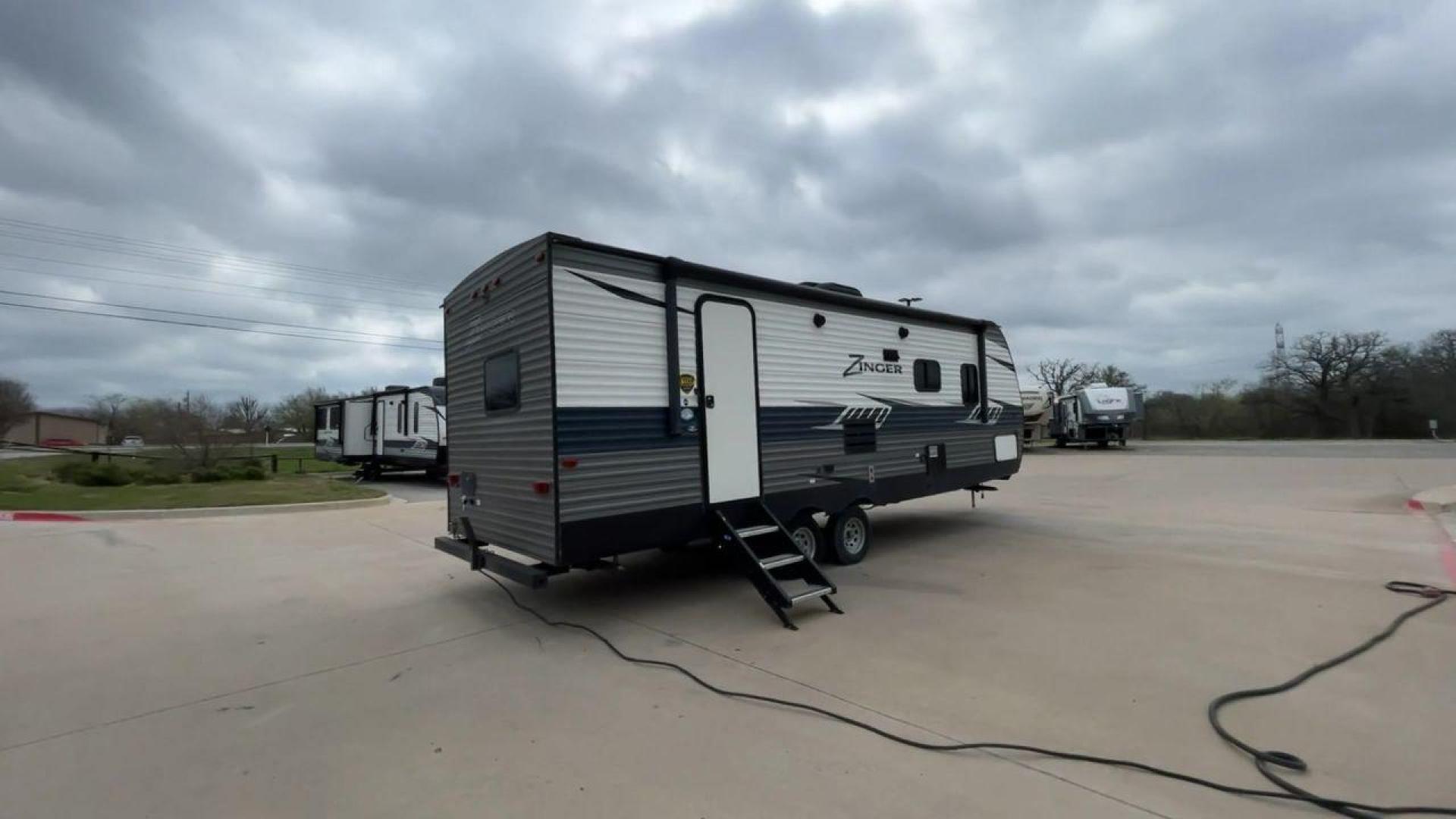 2019 KEYSTONE ZINGER 254RB (4YDT25426KS) , Length: 29.5 ft | Dry Weight: 6,042 lbs| Slides: 1 transmission, located at 4319 N Main St, Cleburne, TX, 76033, (817) 678-5133, 32.385960, -97.391212 - Take a trip of comfort and excitement in the 2019 Keystone Zinger 254RB travel trailer, which was carefully made to change the way you use an RV. This type, which is 29.5 feet long, is the perfect mix of functionality and style. The Zinger 254RB is built to last with a strong metal body and fibergla - Photo#1