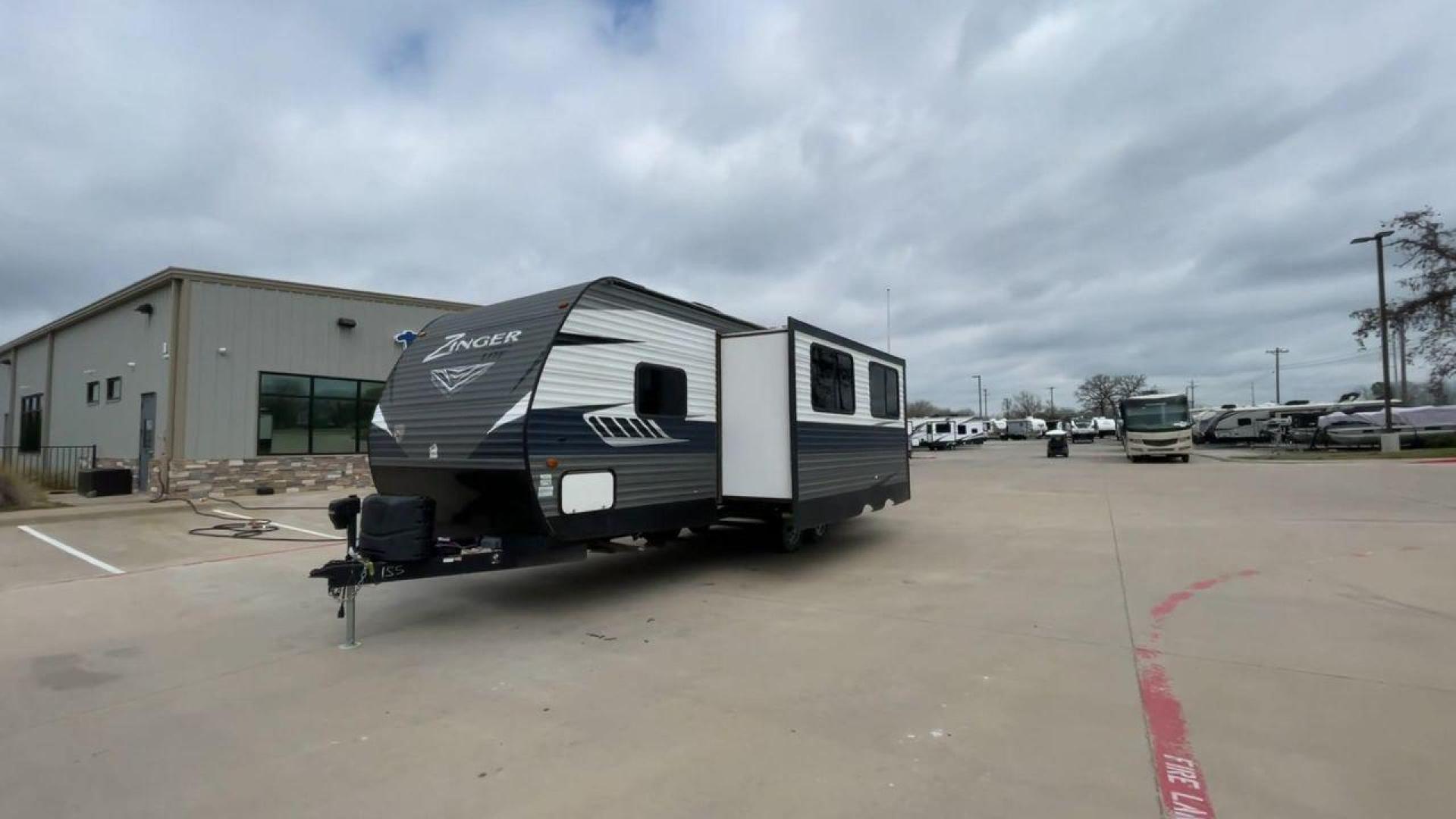 2019 KEYSTONE ZINGER 254RB (4YDT25426KS) , Length: 29.5 ft | Dry Weight: 6,042 lbs| Slides: 1 transmission, located at 4319 N Main St, Cleburne, TX, 76033, (817) 678-5133, 32.385960, -97.391212 - Take a trip of comfort and excitement in the 2019 Keystone Zinger 254RB travel trailer, which was carefully made to change the way you use an RV. This type, which is 29.5 feet long, is the perfect mix of functionality and style. The Zinger 254RB is built to last with a strong metal body and fibergla - Photo#5