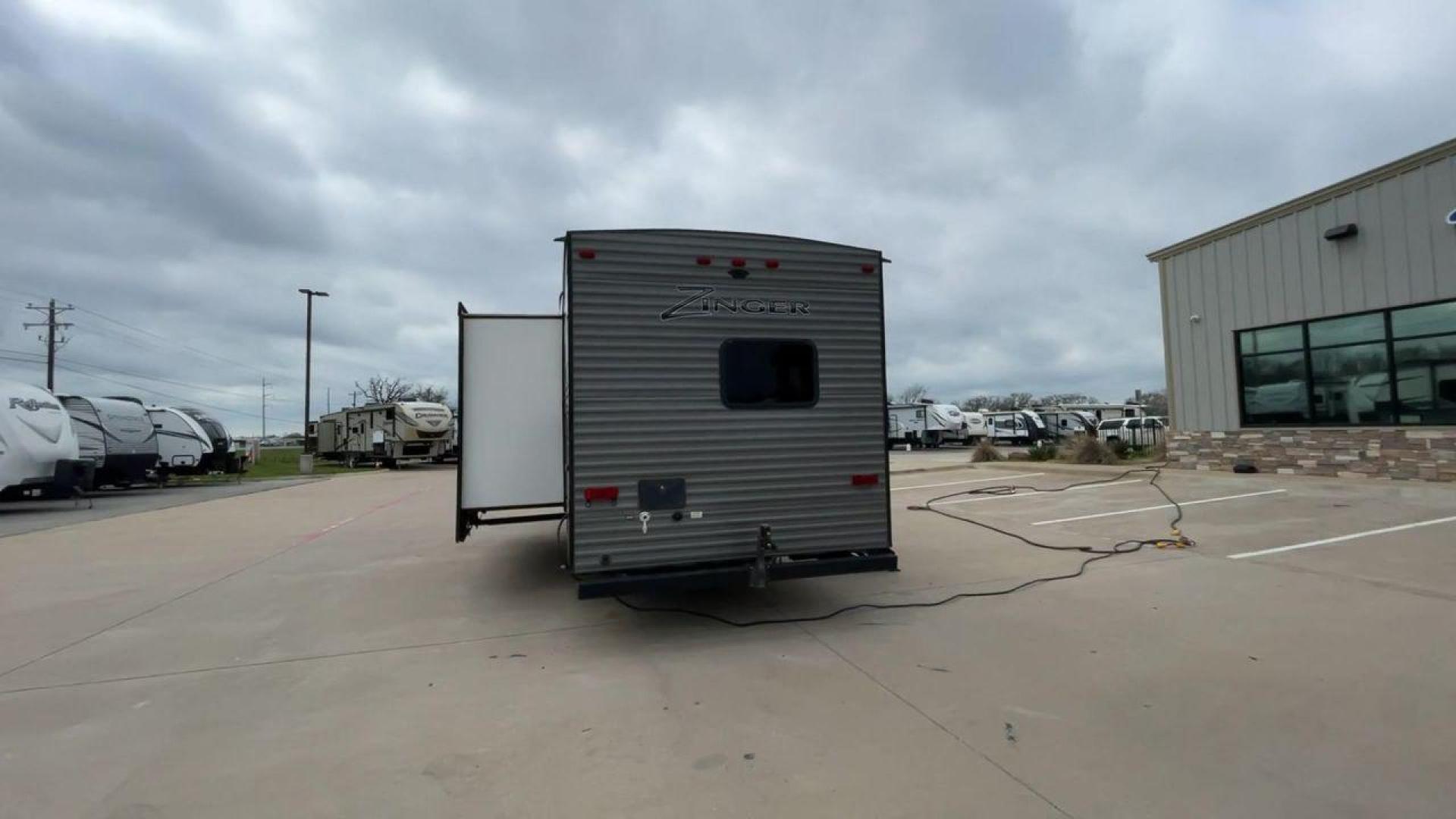 2019 KEYSTONE ZINGER 254RB (4YDT25426KS) , Length: 29.5 ft | Dry Weight: 6,042 lbs| Slides: 1 transmission, located at 4319 N Main St, Cleburne, TX, 76033, (817) 678-5133, 32.385960, -97.391212 - Take a trip of comfort and excitement in the 2019 Keystone Zinger 254RB travel trailer, which was carefully made to change the way you use an RV. This type, which is 29.5 feet long, is the perfect mix of functionality and style. The Zinger 254RB is built to last with a strong metal body and fibergla - Photo#8