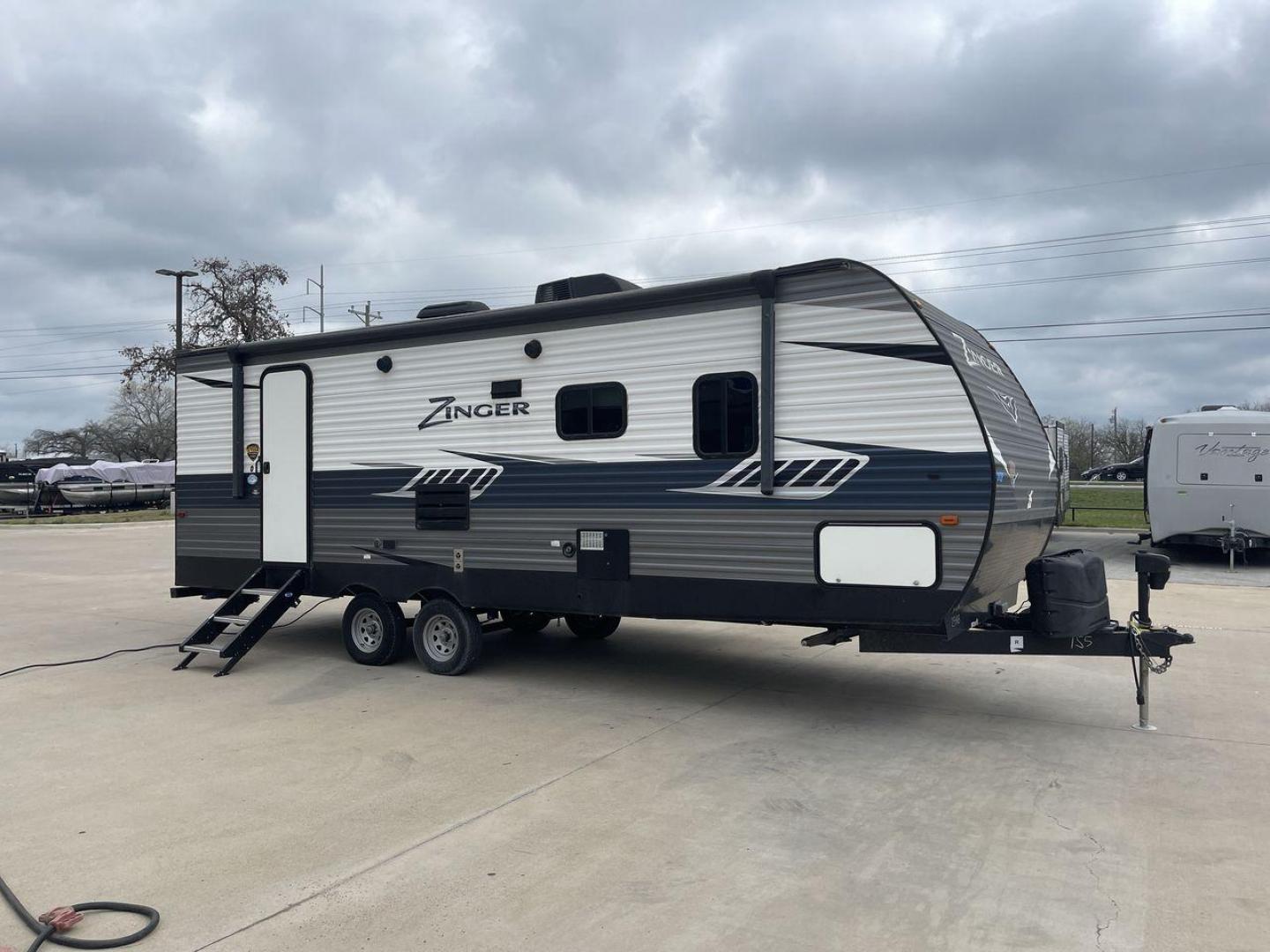 2019 KEYSTONE ZINGER 254RB (4YDT25426KS) , Length: 29.5 ft | Dry Weight: 6,042 lbs| Slides: 1 transmission, located at 4319 N Main St, Cleburne, TX, 76033, (817) 678-5133, 32.385960, -97.391212 - Take a trip of comfort and excitement in the 2019 Keystone Zinger 254RB travel trailer, which was carefully made to change the way you use an RV. This type, which is 29.5 feet long, is the perfect mix of functionality and style. The Zinger 254RB is built to last with a strong metal body and fibergla - Photo#23