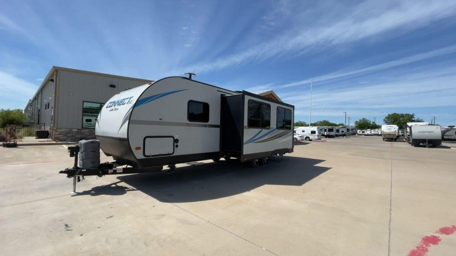 2019 KZ CONNECT 261BHSKE (4EZTL2627K7) , located at 4319 N Main St, Cleburne, TX, 76033, (817) 678-5133, 32.385960, -97.391212 - Photo#5