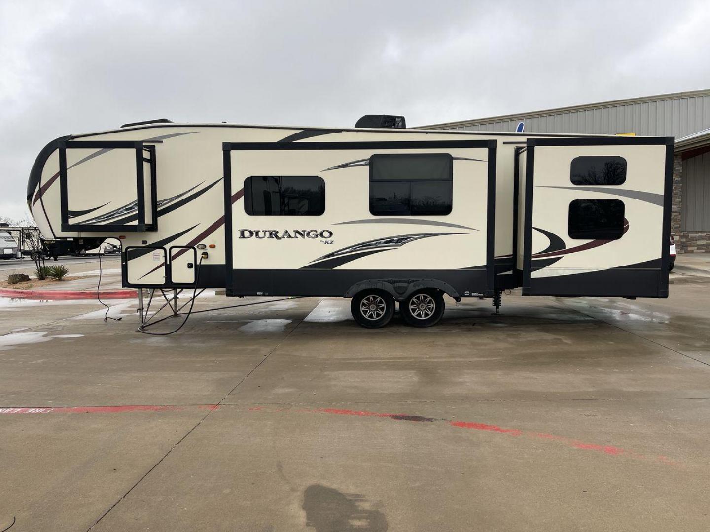 2019 KZ DURANGO GOLD 292BHT (4EZFD2925K6) , located at 4319 N Main St, Cleburne, TX, 76033, (817) 678-5133, 32.385960, -97.391212 - Photo#23