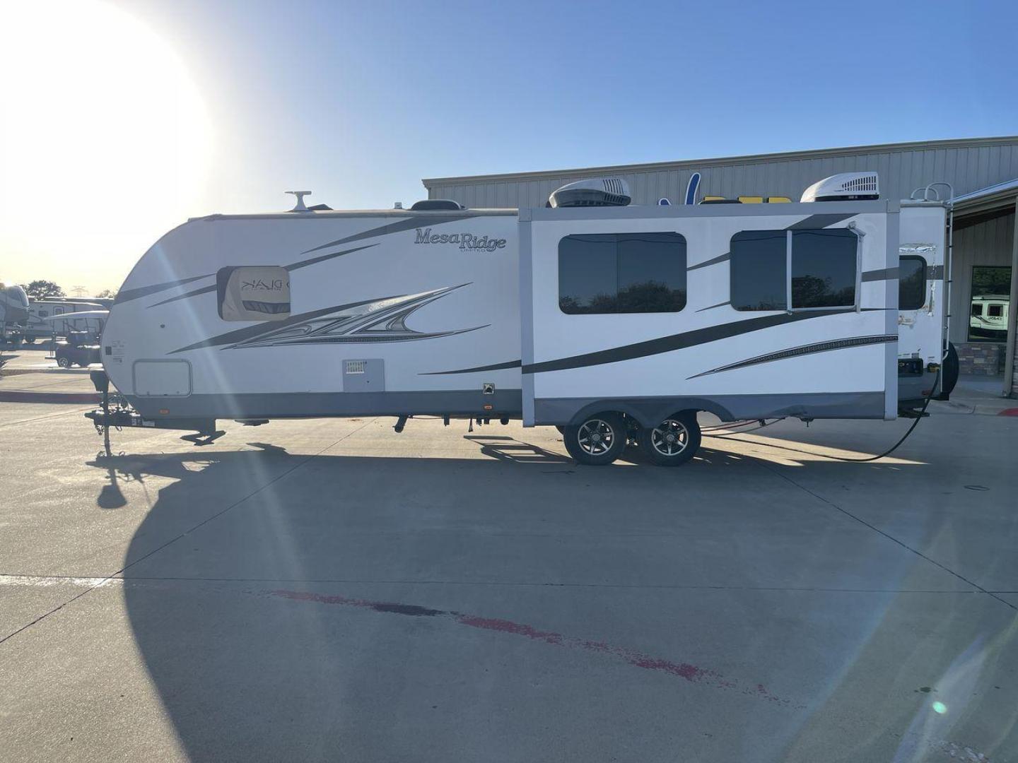 2019 MESA RIDGE 275RLS (58TBH0BR5K3) , Length: 33.9 ft. | Dry Weight: 7,065 lbs. | Gross Weight: 8,995 lbs. | Slides: 2 transmission, located at 4319 N Main St, Cleburne, TX, 76033, (817) 678-5133, 32.385960, -97.391212 - This 2019 Mesa Ridge 275RLS is a dual-axle aluminum wheel setup measuring nearly 34 feet long. It has a dry weight of 7,065 lbs. and a GVWR of 8,995 lbs. It also has a manageable hitch weight of 880 lbs. With two slides, this travel trailer is roomy and comfortable! It features a combined living - Photo#23