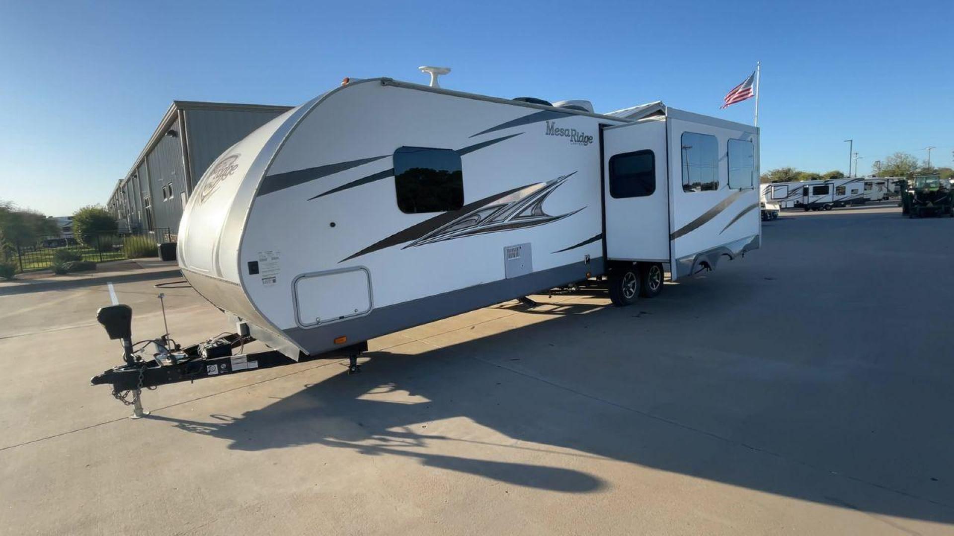 2019 MESA RIDGE 275RLS (58TBH0BR5K3) , Length: 33.9 ft. | Dry Weight: 7,065 lbs. | Gross Weight: 8,995 lbs. | Slides: 2 transmission, located at 4319 N Main St, Cleburne, TX, 76033, (817) 678-5133, 32.385960, -97.391212 - This 2019 Mesa Ridge 275RLS is a dual-axle aluminum wheel setup measuring nearly 34 feet long. It has a dry weight of 7,065 lbs. and a GVWR of 8,995 lbs. It also has a manageable hitch weight of 880 lbs. With two slides, this travel trailer is roomy and comfortable! It features a combined living - Photo#5