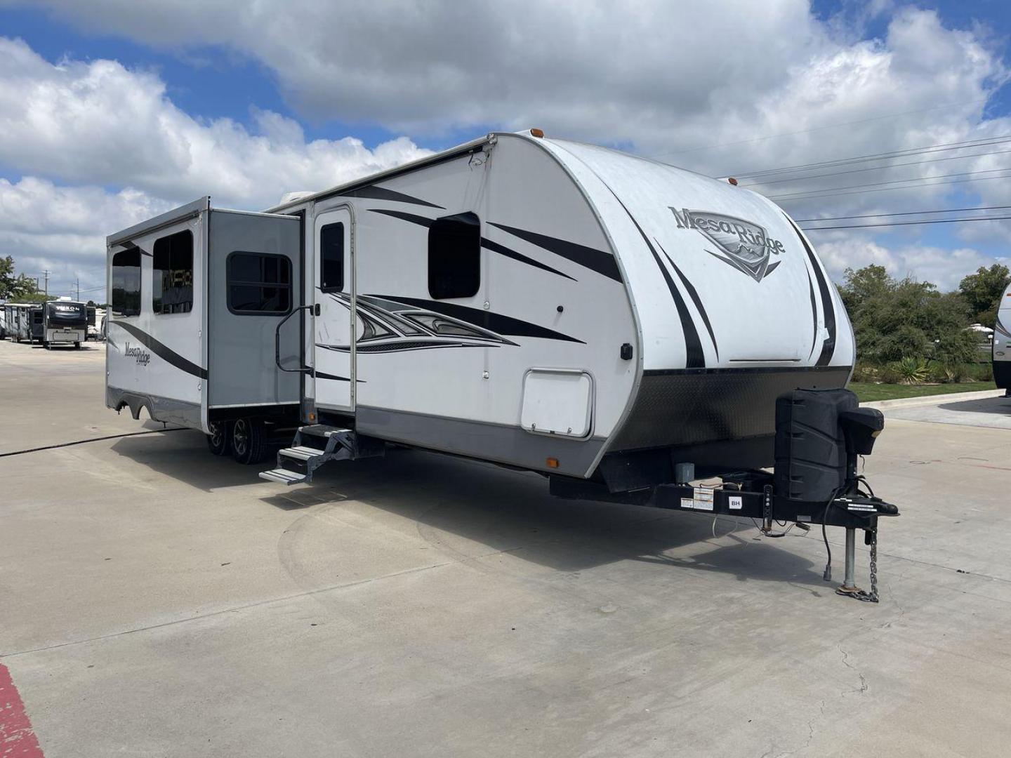 2019 GRAY OPEN RANGE MESA RIDGE (58TBH0BT1K3) , Length: 36.9 ft. | Dry Weight: 7,745 lbs. | Gross Weight: 9,735 lbs. | Slides: 3 transmission, located at 4319 N Main St, Cleburne, TX, 76033, (817) 678-5133, 32.385960, -97.391212 - The 2019 Open Range Mesa Ridge 312BHS is a premium travel trailer that combines spaciousness, luxury, and practicality, making it ideal for families or groups looking for comfort on the road. This bunkhouse model has a large, open floor plan, providing separate living, sleeping, and outdoor areas. T - Photo#22