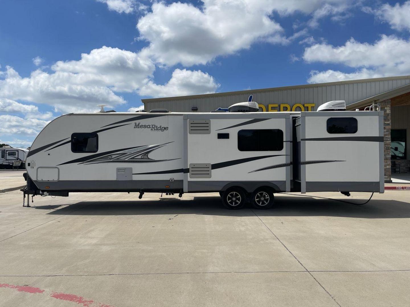 2019 GRAY OPEN RANGE MESA RIDGE (58TBH0BT1K3) , Length: 36.9 ft. | Dry Weight: 7,745 lbs. | Gross Weight: 9,735 lbs. | Slides: 3 transmission, located at 4319 N Main St, Cleburne, TX, 76033, (817) 678-5133, 32.385960, -97.391212 - The 2019 Open Range Mesa Ridge 312BHS is a premium travel trailer that combines spaciousness, luxury, and practicality, making it ideal for families or groups looking for comfort on the road. This bunkhouse model has a large, open floor plan, providing separate living, sleeping, and outdoor areas. T - Photo#23