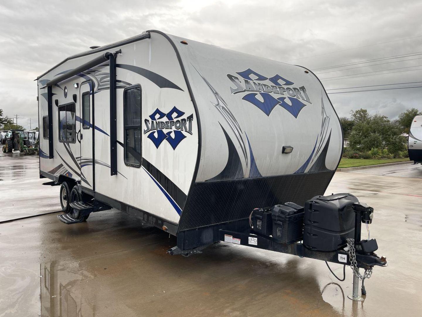 2019 PACIFIC COACHWORKS SANDSPORT 22EX (5UYCN2222KR) , Length: 27 ft. | Dry Weight: 5,478 lbs. | Gross Weight: 9,000 lbs. | Slides: 0 transmission, located at 4319 N Main St, Cleburne, TX, 76033, (817) 678-5133, 32.385960, -97.391212 - If you're looking for a cute and compact camper for your next adventure, check out this 2019 Pacific Coachworks Sandsport 22EX! This 27-foot-long toy hauler travel trailer has a dry weight of 5,478 pounds. It has a manageable hitch weight of 633 pounds and a GVWR of 9,000 pounds. It offers about - Photo#18