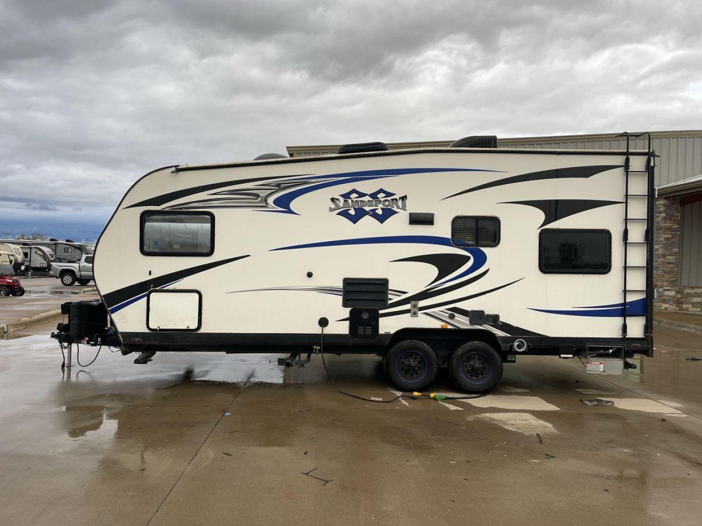 2019 PACIFIC COACHWORKS SANDSPORT 22EX (5UYCN2222KR) , Length: 27 ft. | Dry Weight: 5,478 lbs. | Gross Weight: 9,000 lbs. | Slides: 0 transmission, located at 4319 N Main St, Cleburne, TX, 76033, (817) 678-5133, 32.385960, -97.391212 - If you're looking for a cute and compact camper for your next adventure, check out this 2019 Pacific Coachworks Sandsport 22EX! This 27-foot-long toy hauler travel trailer has a dry weight of 5,478 pounds. It has a manageable hitch weight of 633 pounds and a GVWR of 9,000 pounds. It offers about - Photo#19