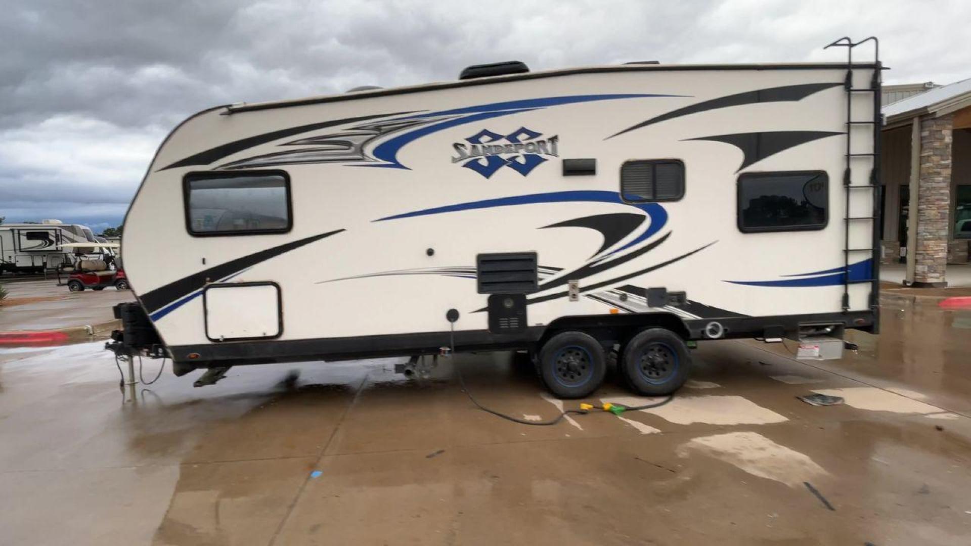 2019 PACIFIC COACHWORKS SANDSPORT 22EX (5UYCN2222KR) , Length: 27 ft. | Dry Weight: 5,478 lbs. | Gross Weight: 9,000 lbs. | Slides: 0 transmission, located at 4319 N Main St, Cleburne, TX, 76033, (817) 678-5133, 32.385960, -97.391212 - If you're looking for a cute and compact camper for your next adventure, check out this 2019 Pacific Coachworks Sandsport 22EX! This 27-foot-long toy hauler travel trailer has a dry weight of 5,478 pounds. It has a manageable hitch weight of 633 pounds and a GVWR of 9,000 pounds. It offers about - Photo#6