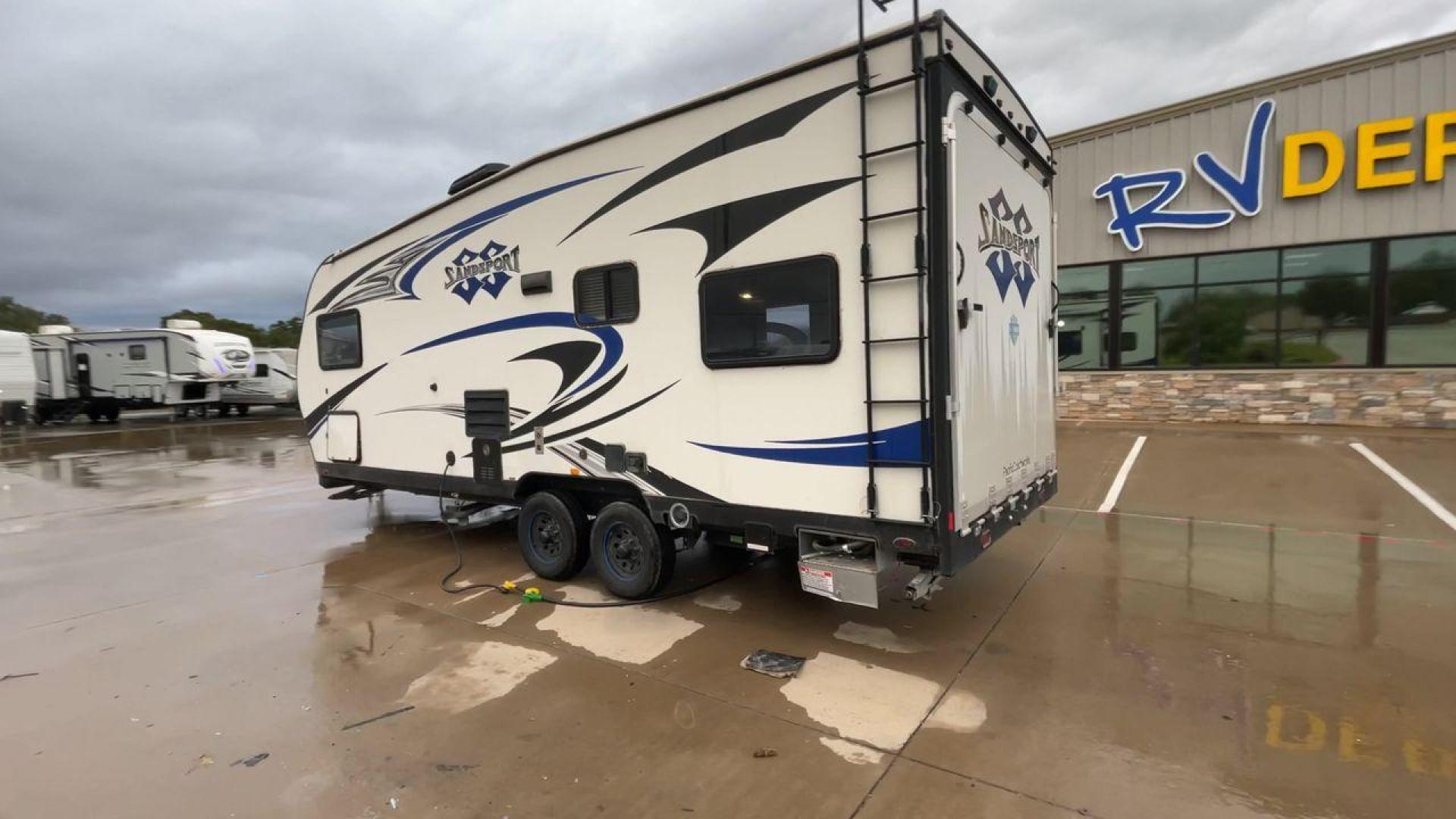 2019 PACIFIC COACHWORKS SANDSPORT 22EX (5UYCN2222KR) , Length: 27 ft. | Dry Weight: 5,478 lbs. | Gross Weight: 9,000 lbs. | Slides: 0 transmission, located at 4319 N Main St, Cleburne, TX, 76033, (817) 678-5133, 32.385960, -97.391212 - If you're looking for a cute and compact camper for your next adventure, check out this 2019 Pacific Coachworks Sandsport 22EX! This 27-foot-long toy hauler travel trailer has a dry weight of 5,478 pounds. It has a manageable hitch weight of 633 pounds and a GVWR of 9,000 pounds. It offers about - Photo#7