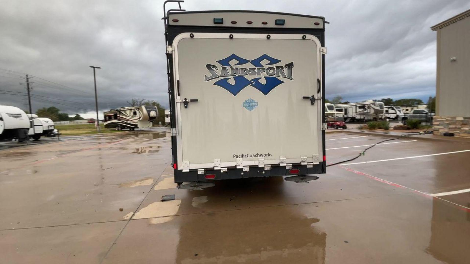 2019 PACIFIC COACHWORKS SANDSPORT 22EX (5UYCN2222KR) , Length: 27 ft. | Dry Weight: 5,478 lbs. | Gross Weight: 9,000 lbs. | Slides: 0 transmission, located at 4319 N Main St, Cleburne, TX, 76033, (817) 678-5133, 32.385960, -97.391212 - If you're looking for a cute and compact camper for your next adventure, check out this 2019 Pacific Coachworks Sandsport 22EX! This 27-foot-long toy hauler travel trailer has a dry weight of 5,478 pounds. It has a manageable hitch weight of 633 pounds and a GVWR of 9,000 pounds. It offers about - Photo#8