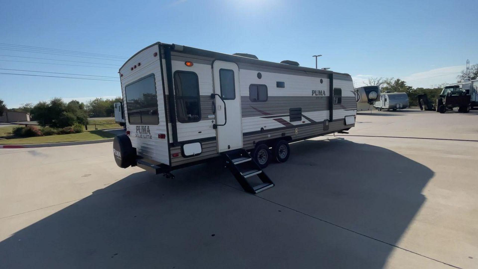 2019 PALOMINO PUMA 25RLC (5ZT2PUPB5K4) , Length: 30.33 ft.| Dry Weight: 5,913 lbs.| Gross Weight: 7,500 lbs. | Slides: 1 transmission, located at 4319 N Main St, Cleburne, TX, 76033, (817) 678-5133, 32.385960, -97.391212 - The 2022 Forest River Alta 2800KBH is a family-friendly travel The 2019 Palomino Puma 25RLC is a compact and versatile travel trailer designed for couples or small families. With a cozy living area, functional kitchen, and comfortable bedroom, it’s a great option for weekend getaways and short tri - Photo#1