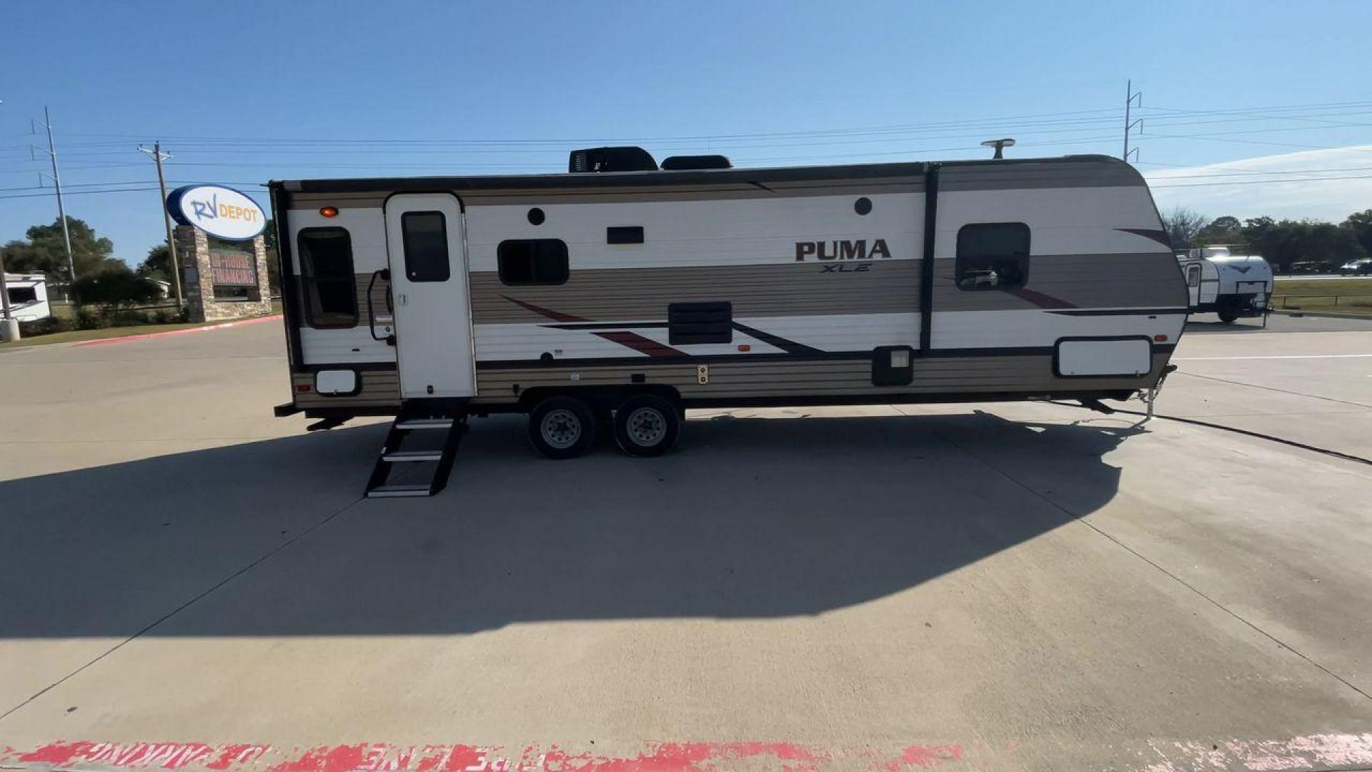 2019 PALOMINO PUMA 25RLC (5ZT2PUPB5K4) , Length: 30.33 ft.| Dry Weight: 5,913 lbs.| Gross Weight: 7,500 lbs. | Slides: 1 transmission, located at 4319 N Main St, Cleburne, TX, 76033, (817) 678-5133, 32.385960, -97.391212 - The 2022 Forest River Alta 2800KBH is a family-friendly travel The 2019 Palomino Puma 25RLC is a compact and versatile travel trailer designed for couples or small families. With a cozy living area, functional kitchen, and comfortable bedroom, it’s a great option for weekend getaways and short tri - Photo#2