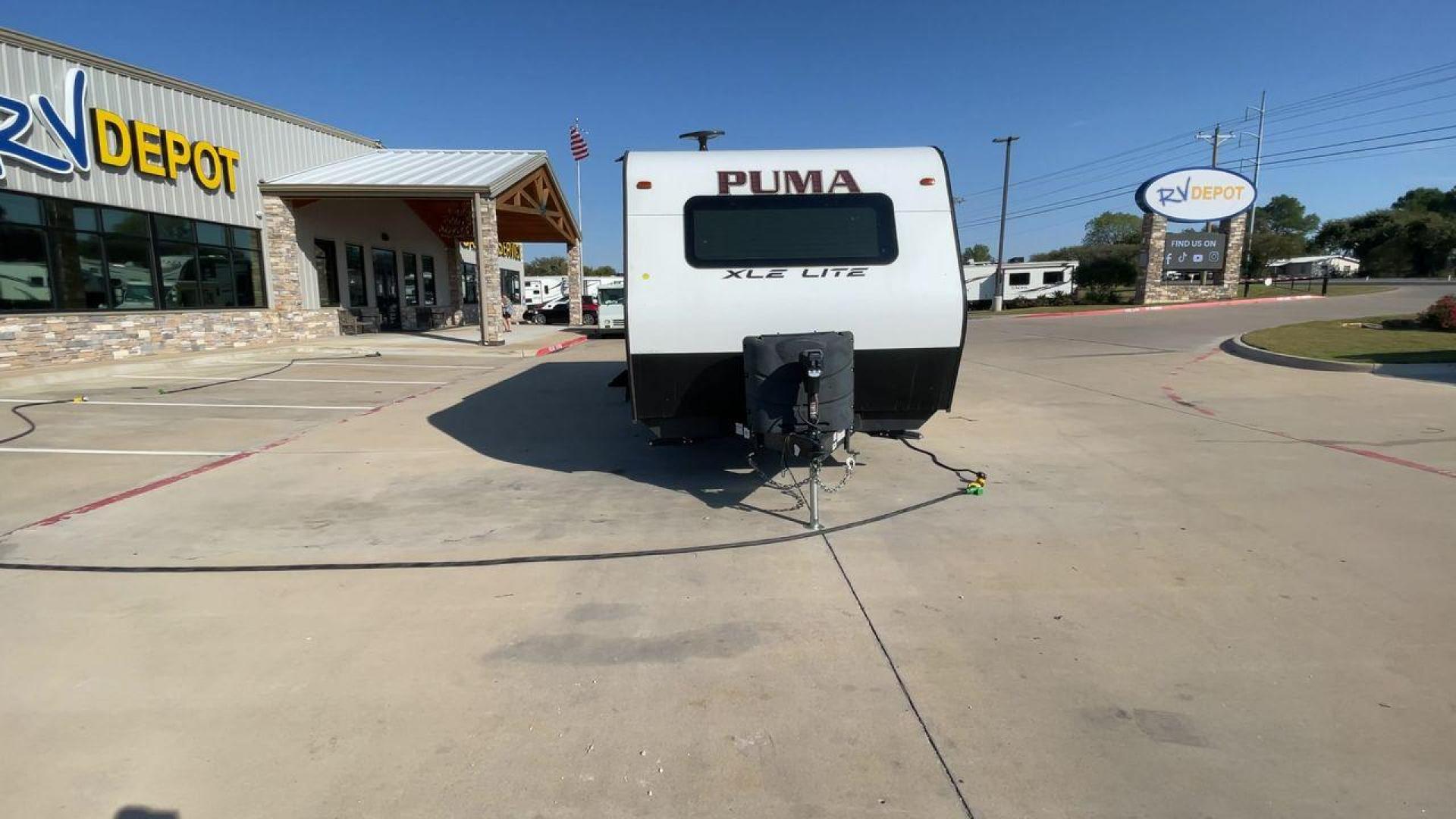 2019 PALOMINO PUMA 25RLC (5ZT2PUPB5K4) , Length: 30.33 ft.| Dry Weight: 5,913 lbs.| Gross Weight: 7,500 lbs. | Slides: 1 transmission, located at 4319 N Main St, Cleburne, TX, 76033, (817) 678-5133, 32.385960, -97.391212 - The 2022 Forest River Alta 2800KBH is a family-friendly travel The 2019 Palomino Puma 25RLC is a compact and versatile travel trailer designed for couples or small families. With a cozy living area, functional kitchen, and comfortable bedroom, it’s a great option for weekend getaways and short tri - Photo#4