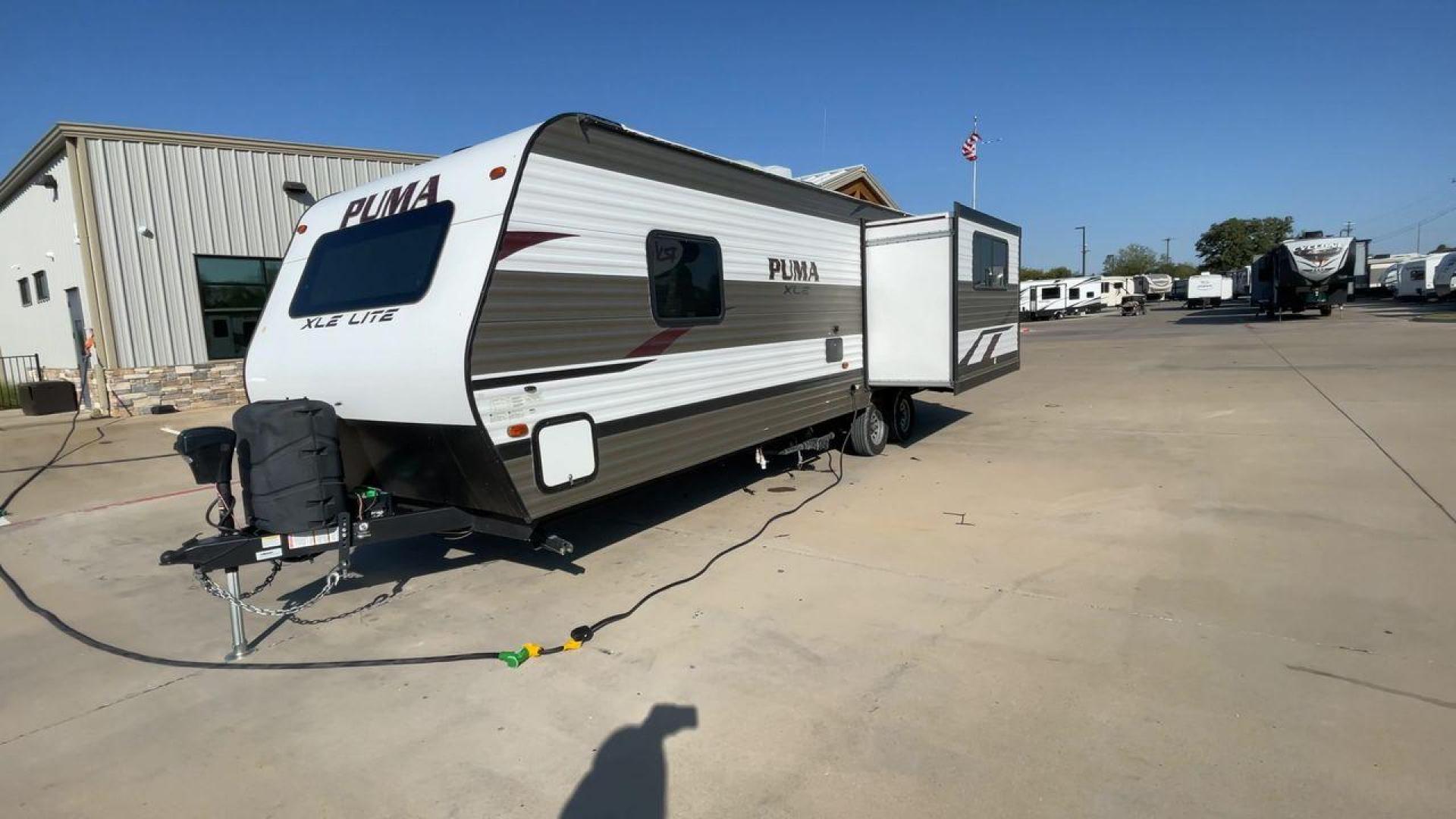 2019 PALOMINO PUMA 25RLC (5ZT2PUPB5K4) , Length: 30.33 ft.| Dry Weight: 5,913 lbs.| Gross Weight: 7,500 lbs. | Slides: 1 transmission, located at 4319 N Main St, Cleburne, TX, 76033, (817) 678-5133, 32.385960, -97.391212 - The 2022 Forest River Alta 2800KBH is a family-friendly travel The 2019 Palomino Puma 25RLC is a compact and versatile travel trailer designed for couples or small families. With a cozy living area, functional kitchen, and comfortable bedroom, it’s a great option for weekend getaways and short tri - Photo#5