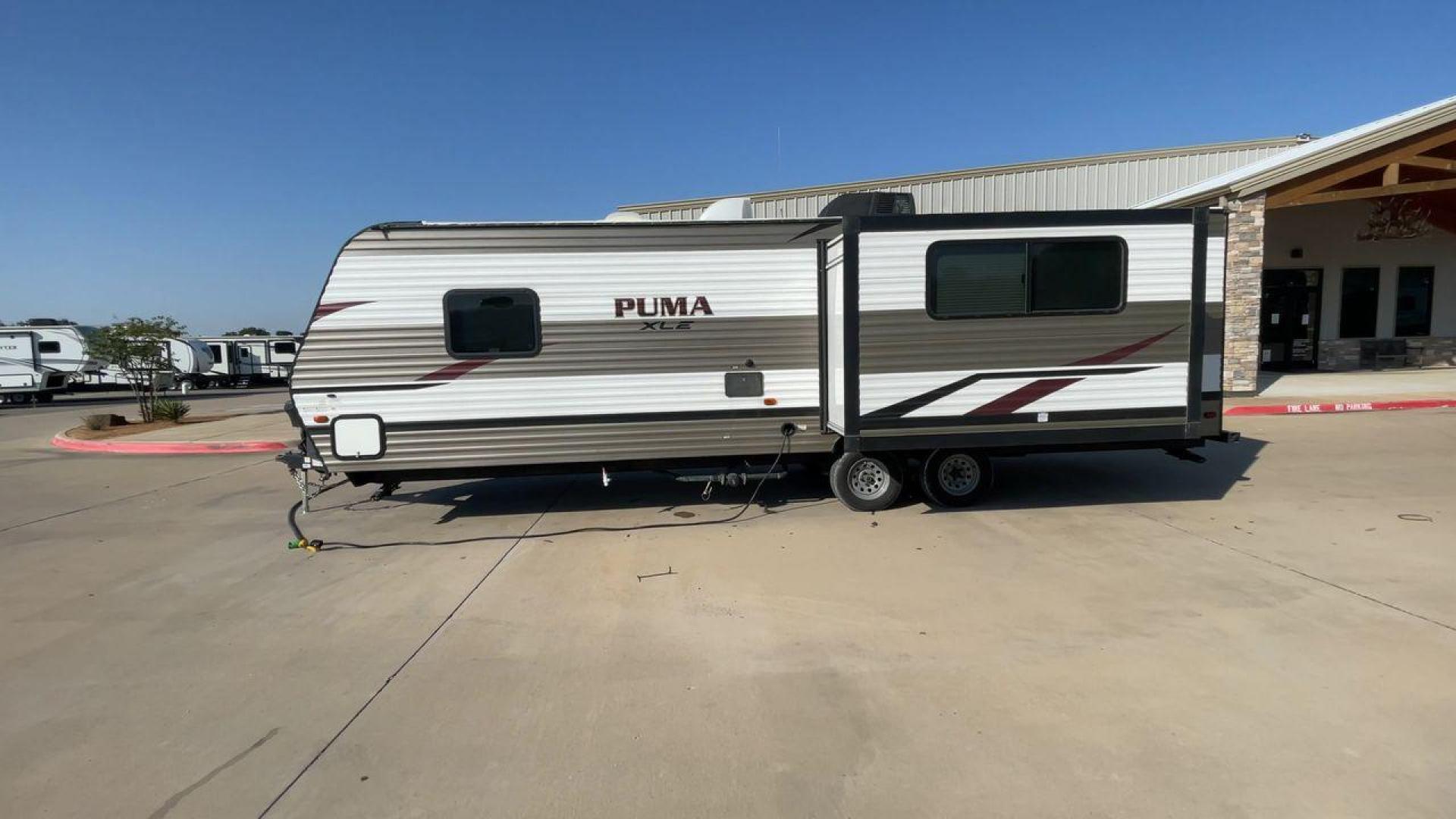 2019 PALOMINO PUMA 25RLC (5ZT2PUPB5K4) , Length: 30.33 ft.| Dry Weight: 5,913 lbs.| Gross Weight: 7,500 lbs. | Slides: 1 transmission, located at 4319 N Main St, Cleburne, TX, 76033, (817) 678-5133, 32.385960, -97.391212 - The 2022 Forest River Alta 2800KBH is a family-friendly travel The 2019 Palomino Puma 25RLC is a compact and versatile travel trailer designed for couples or small families. With a cozy living area, functional kitchen, and comfortable bedroom, it’s a great option for weekend getaways and short tri - Photo#6