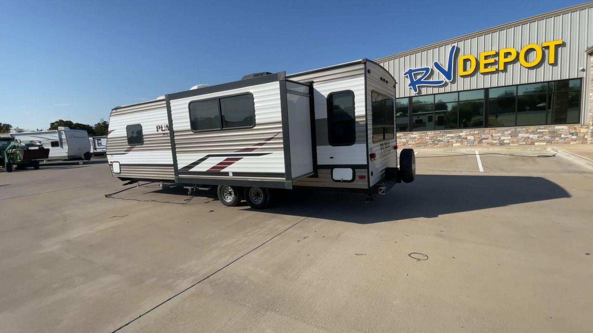 2019 PALOMINO PUMA 25RLC (5ZT2PUPB5K4) , Length: 30.33 ft.| Dry Weight: 5,913 lbs.| Gross Weight: 7,500 lbs. | Slides: 1 transmission, located at 4319 N Main St, Cleburne, TX, 76033, (817) 678-5133, 32.385960, -97.391212 - The 2022 Forest River Alta 2800KBH is a family-friendly travel The 2019 Palomino Puma 25RLC is a compact and versatile travel trailer designed for couples or small families. With a cozy living area, functional kitchen, and comfortable bedroom, it’s a great option for weekend getaways and short tri - Photo#7