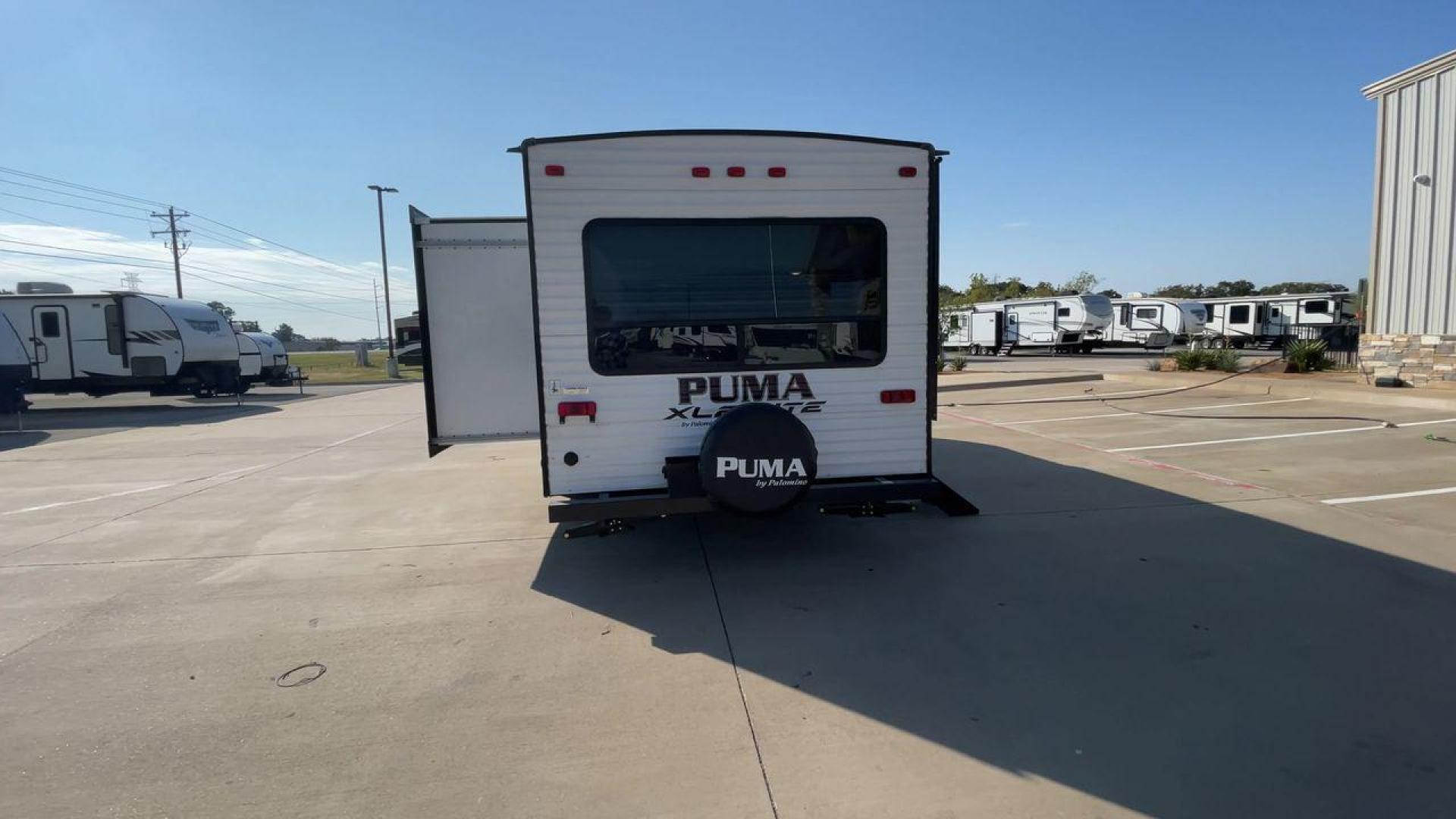 2019 PALOMINO PUMA 25RLC (5ZT2PUPB5K4) , Length: 30.33 ft.| Dry Weight: 5,913 lbs.| Gross Weight: 7,500 lbs. | Slides: 1 transmission, located at 4319 N Main St, Cleburne, TX, 76033, (817) 678-5133, 32.385960, -97.391212 - The 2022 Forest River Alta 2800KBH is a family-friendly travel The 2019 Palomino Puma 25RLC is a compact and versatile travel trailer designed for couples or small families. With a cozy living area, functional kitchen, and comfortable bedroom, it’s a great option for weekend getaways and short tri - Photo#8