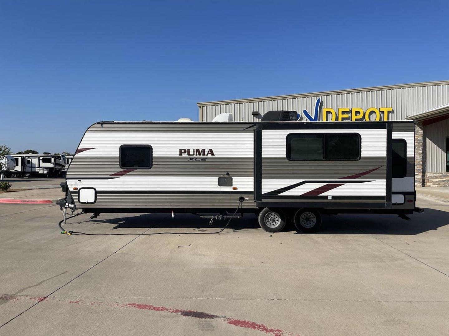 2019 PALOMINO PUMA 25RLC (5ZT2PUPB5K4) , Length: 30.33 ft.| Dry Weight: 5,913 lbs.| Gross Weight: 7,500 lbs. | Slides: 1 transmission, located at 4319 N Main St, Cleburne, TX, 76033, (817) 678-5133, 32.385960, -97.391212 - The 2022 Forest River Alta 2800KBH is a family-friendly travel The 2019 Palomino Puma 25RLC is a compact and versatile travel trailer designed for couples or small families. With a cozy living area, functional kitchen, and comfortable bedroom, it’s a great option for weekend getaways and short tri - Photo#22