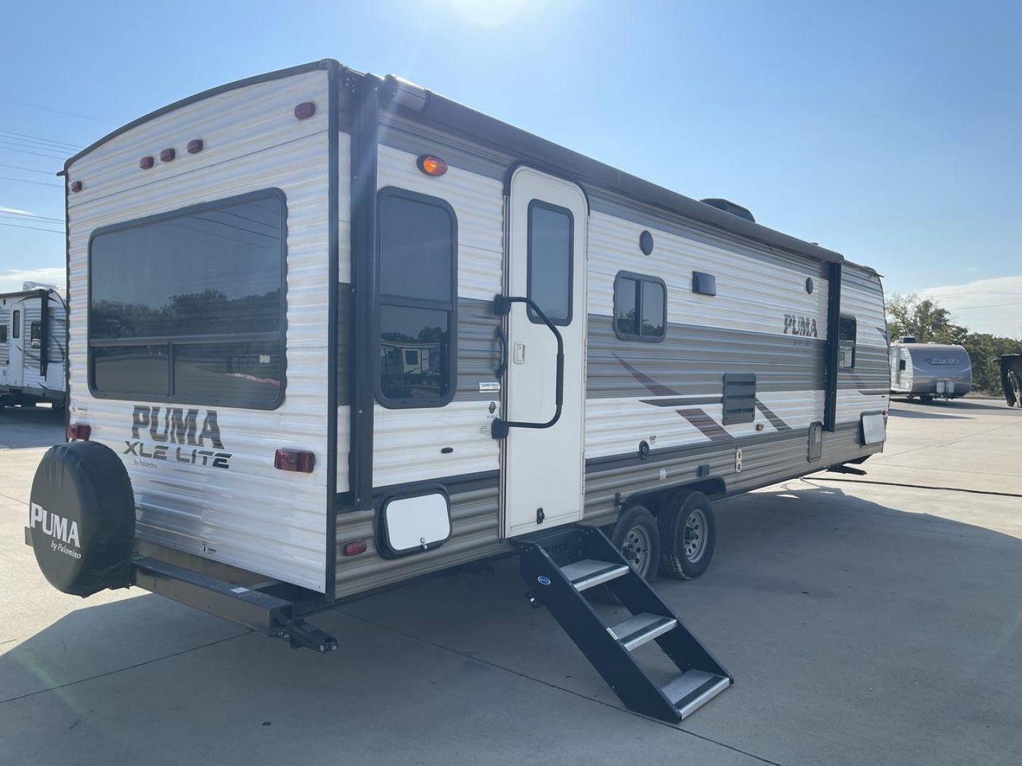 2019 PALOMINO PUMA 25RLC (5ZT2PUPB5K4) , Length: 30.33 ft.| Dry Weight: 5,913 lbs.| Gross Weight: 7,500 lbs. | Slides: 1 transmission, located at 4319 N Main St, Cleburne, TX, 76033, (817) 678-5133, 32.385960, -97.391212 - The 2022 Forest River Alta 2800KBH is a family-friendly travel The 2019 Palomino Puma 25RLC is a compact and versatile travel trailer designed for couples or small families. With a cozy living area, functional kitchen, and comfortable bedroom, it’s a great option for weekend getaways and short tri - Photo#23