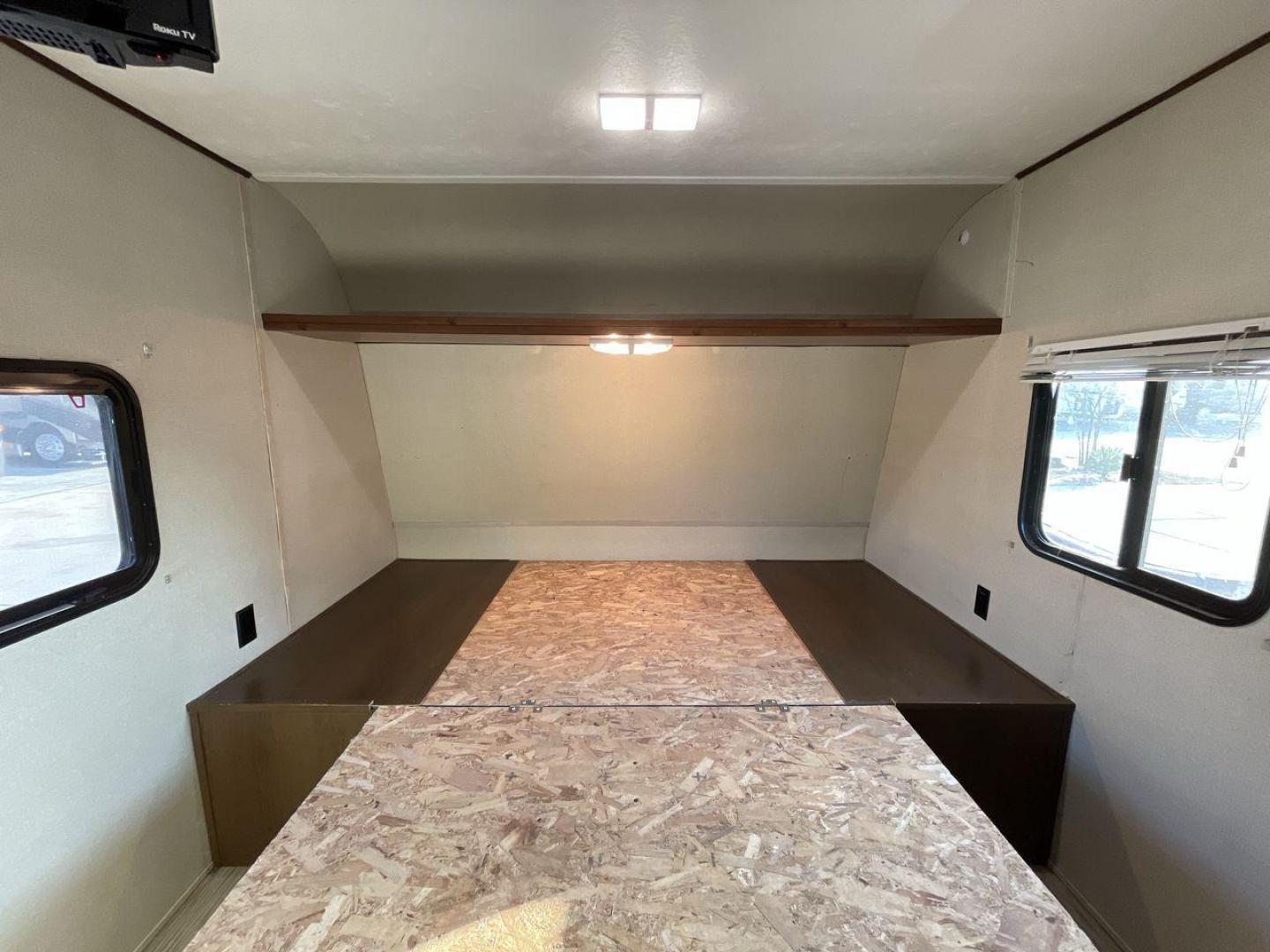 2019 TAN PRIMETIME AVENGER 27RBS (5ZT2AVSB2JB) , Length: 33.5 ft. | Dry Weight: 6,663 lbs. | Slides: 1 transmission, located at 4319 N Main St, Cleburne, TX, 76033, (817) 678-5133, 32.385960, -97.391212 - This 2019 Prime Time Avenger 27RBS measures 33.5 feet long. It has a dry weight of 6,663 lbs. and a payload capacity of 2,902 lbs. It also has a manageable hitch weight of 765 lbs. Additionally, it features one slide and one 16-foot awning. The unit is designed with a front private bedroom, a centra - Photo#17