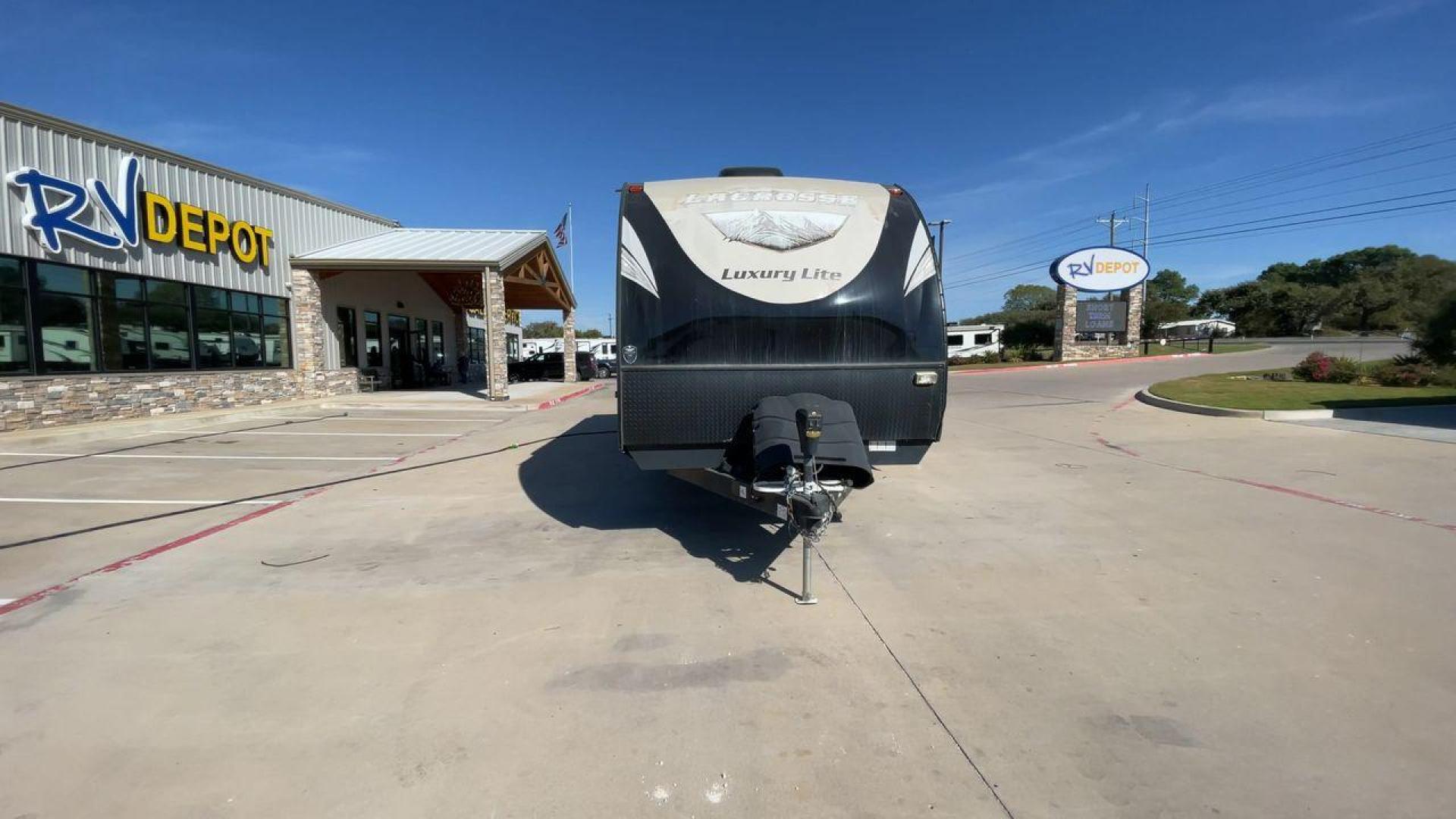 2019 TAN PRIME TIME LACROSSE 2911RB - (5ZT2LCUB3KB) , Length: 31.92 ft. | Dry Weight: 6,516 lbs. | Slides: 1 transmission, located at 4319 N Main St, Cleburne, TX, 76033, (817) 678-5133, 32.385960, -97.391212 - This 2019 LaCrosse 2911RB travel trailer measures just a bit under 32' in length. It is a dual axle, aluminum wheel setup with a dry weight of 6,516 lbs and has a carrying capacity of 3,054 lbs. This LaCrosse has one slide. The rear of the trailer holds the bathroom, which has a standalone sink and - Photo#4