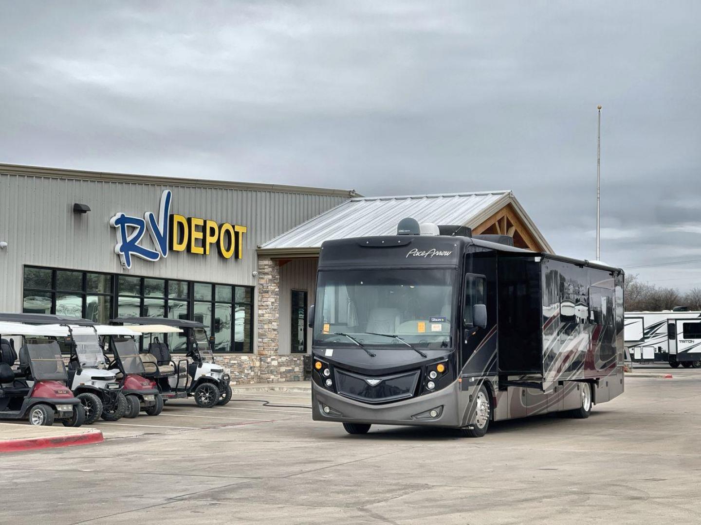 2019 REV GROUP PACE ARROW 36U (4UZACJFC0KC) , located at 4319 N Main St, Cleburne, TX, 76033, (817) 678-5133, 32.385960, -97.391212 - Photo#0