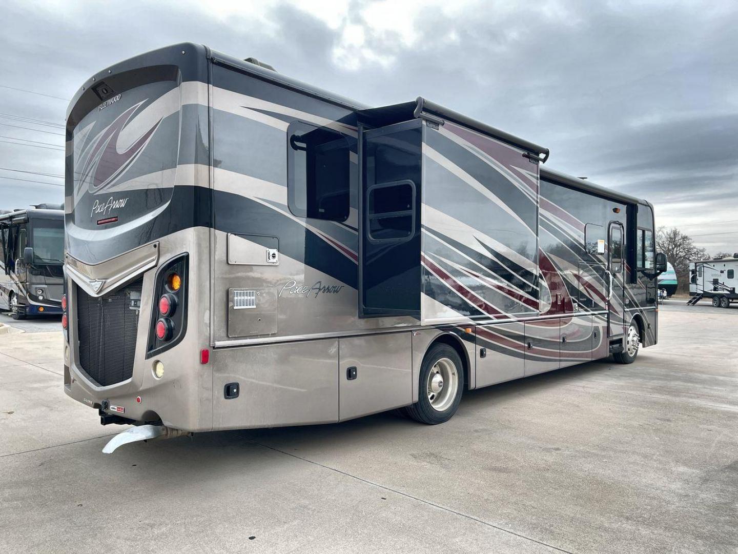 2019 REV GROUP PACE ARROW 36U (4UZACJFC0KC) , located at 4319 N Main St, Cleburne, TX, 76033, (817) 678-5133, 32.385960, -97.391212 - Photo#25