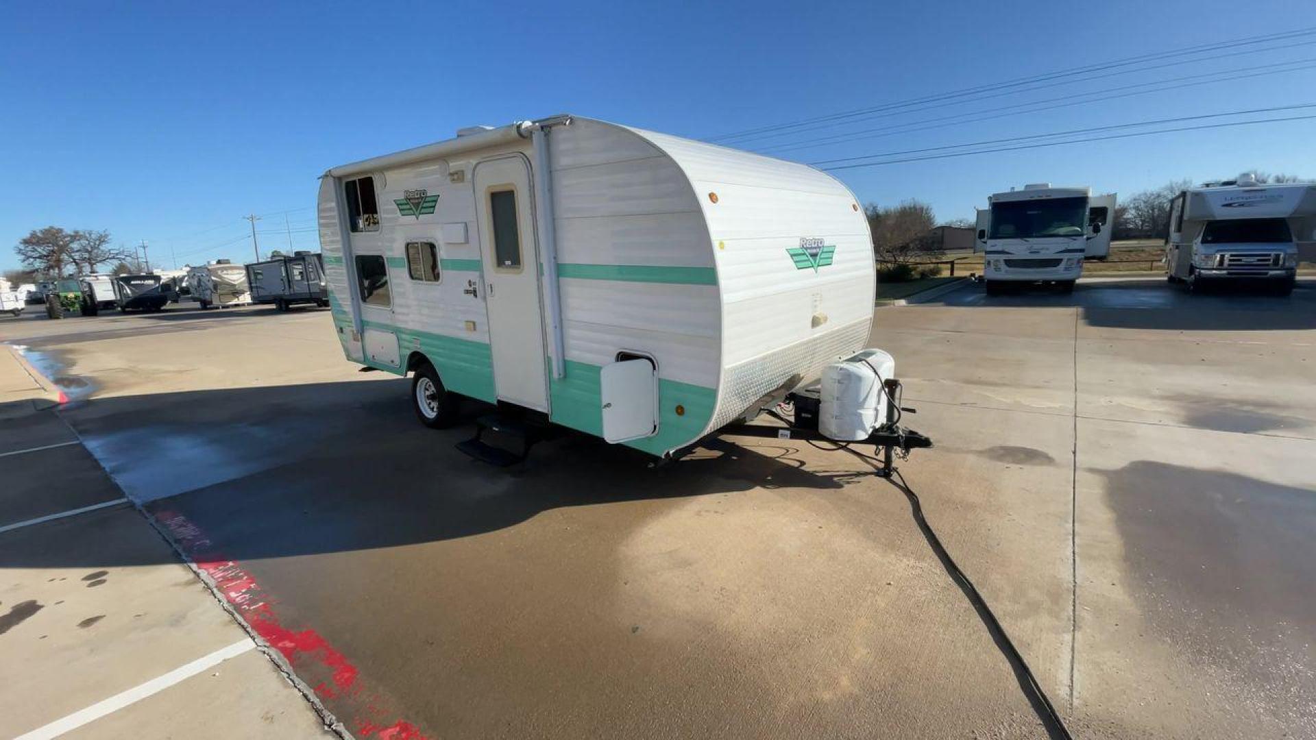 2019 RIVERSIDE RETRO 190BH (59CCC201XKL) , located at 4319 N Main St, Cleburne, TX, 76033, (817) 678-5133, 32.385960, -97.391212 - Photo#3