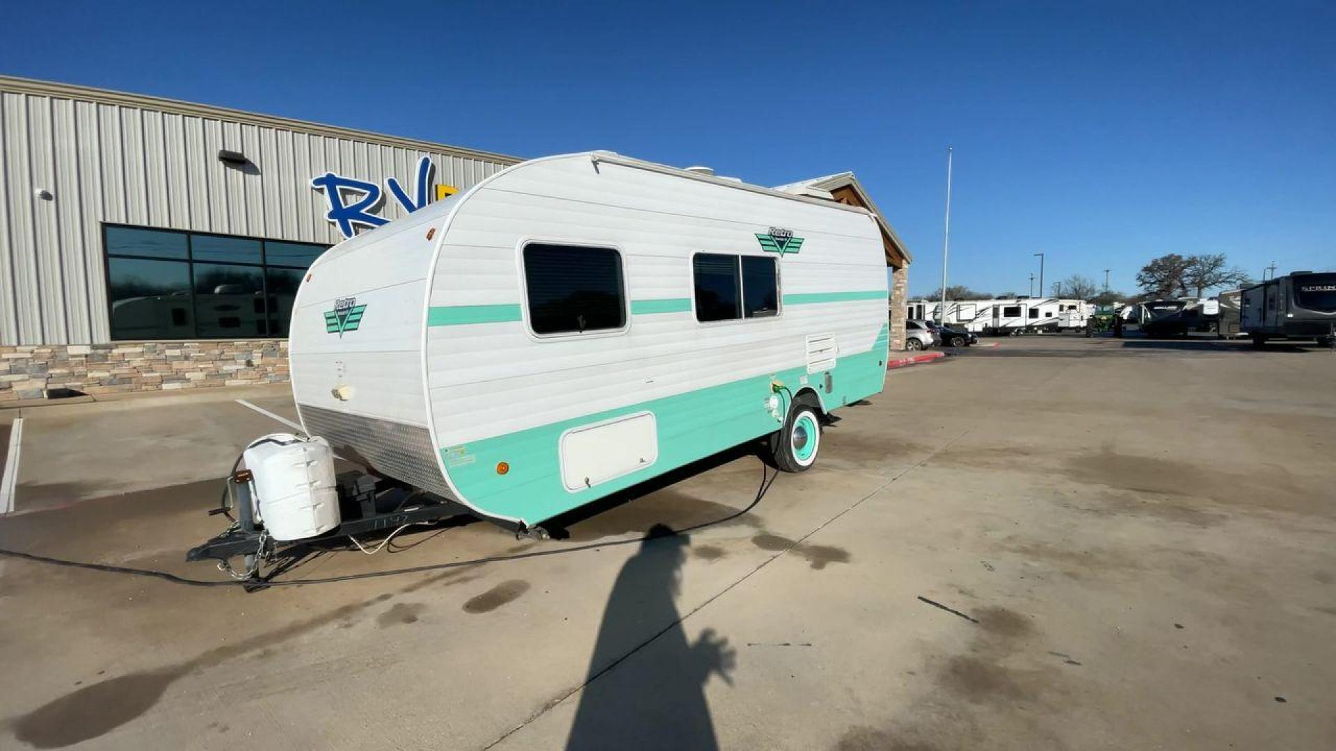 2019 RIVERSIDE RETRO 190BH (59CCC201XKL) , located at 4319 N Main St, Cleburne, TX, 76033, (817) 678-5133, 32.385960, -97.391212 - Photo#5