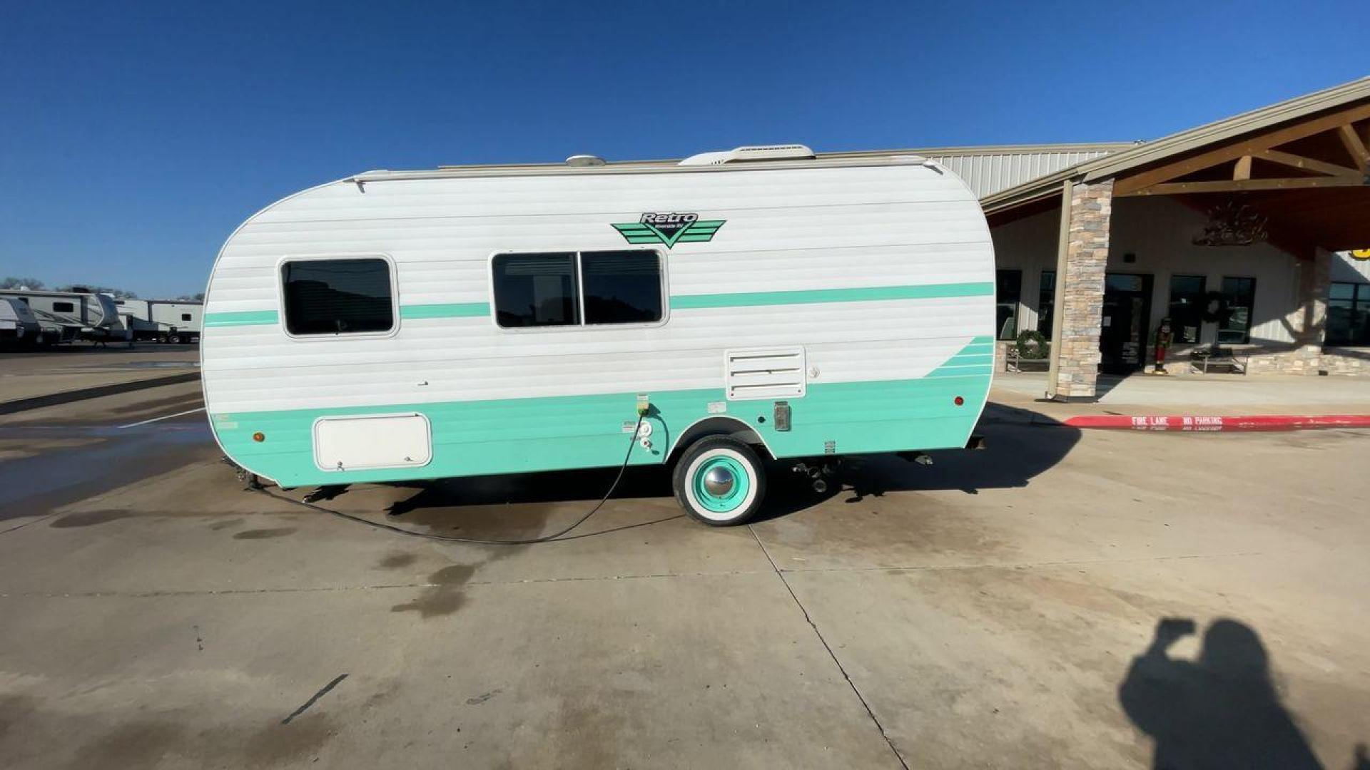 2019 RIVERSIDE RETRO 190BH (59CCC201XKL) , located at 4319 N Main St, Cleburne, TX, 76033, (817) 678-5133, 32.385960, -97.391212 - Photo#6