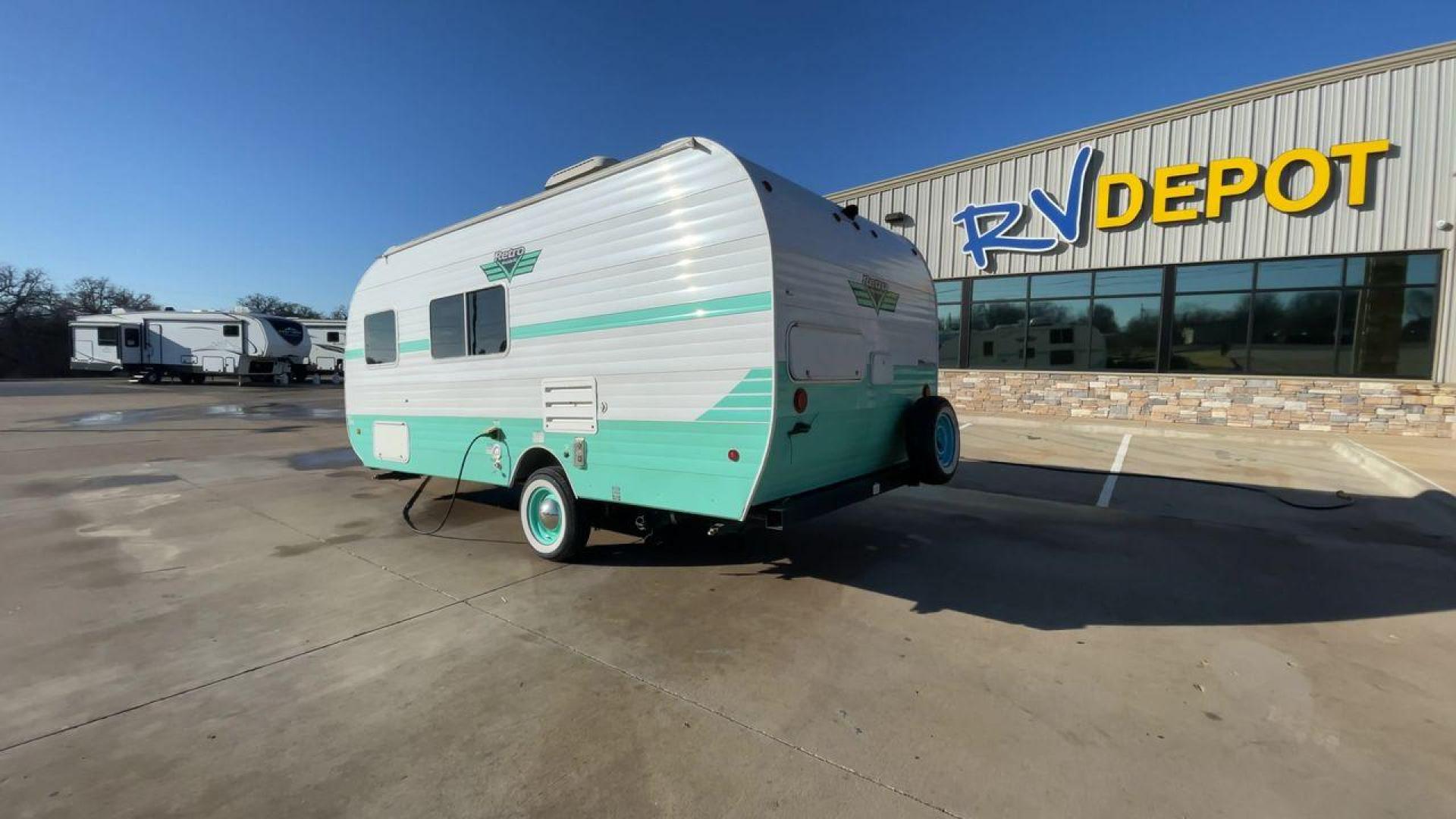 2019 RIVERSIDE RETRO 190BH (59CCC201XKL) , located at 4319 N Main St, Cleburne, TX, 76033, (817) 678-5133, 32.385960, -97.391212 - Photo#7