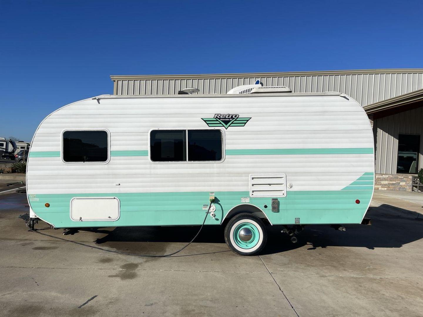 2019 RIVERSIDE RETRO 190BH (59CCC201XKL) , located at 4319 N Main St, Cleburne, TX, 76033, (817) 678-5133, 32.385960, -97.391212 - Photo#23