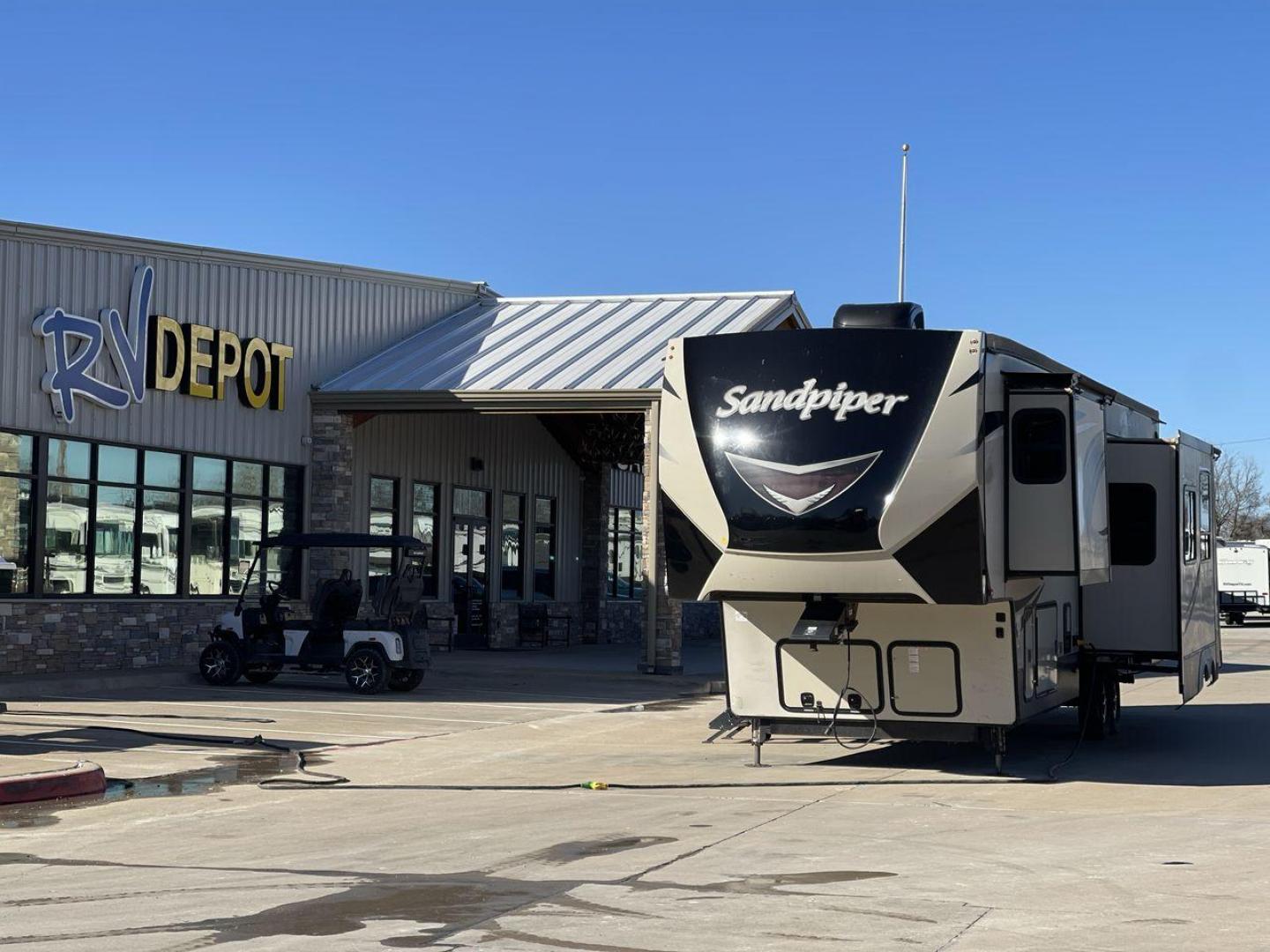 2019 TAN SANDPIPER 383RBLOK - (4X4FSAP2XKJ) , Length: 42.17 ft. | Dry Weight: 13,469 lbs. | Gross Weight: 15,500 lbs. | Slides: 4 transmission, located at 4319 N Main St, Cleburne, TX, 76033, (817) 678-5133, 32.385960, -97.391212 - Photo#0