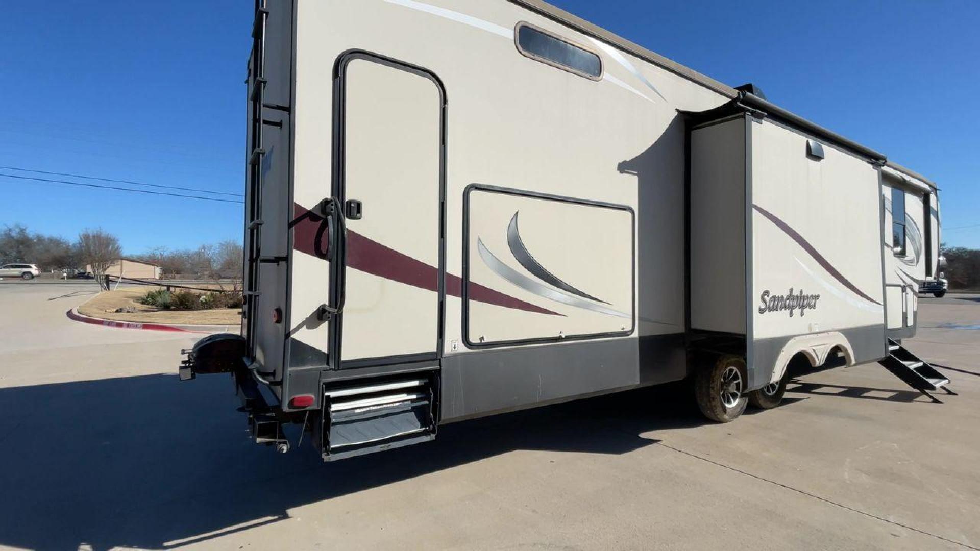 2019 TAN SANDPIPER 383RBLOK - (4X4FSAP2XKJ) , Length: 42.17 ft. | Dry Weight: 13,469 lbs. | Gross Weight: 15,500 lbs. | Slides: 4 transmission, located at 4319 N Main St, Cleburne, TX, 76033, (817) 678-5133, 32.385960, -97.391212 - Photo#1