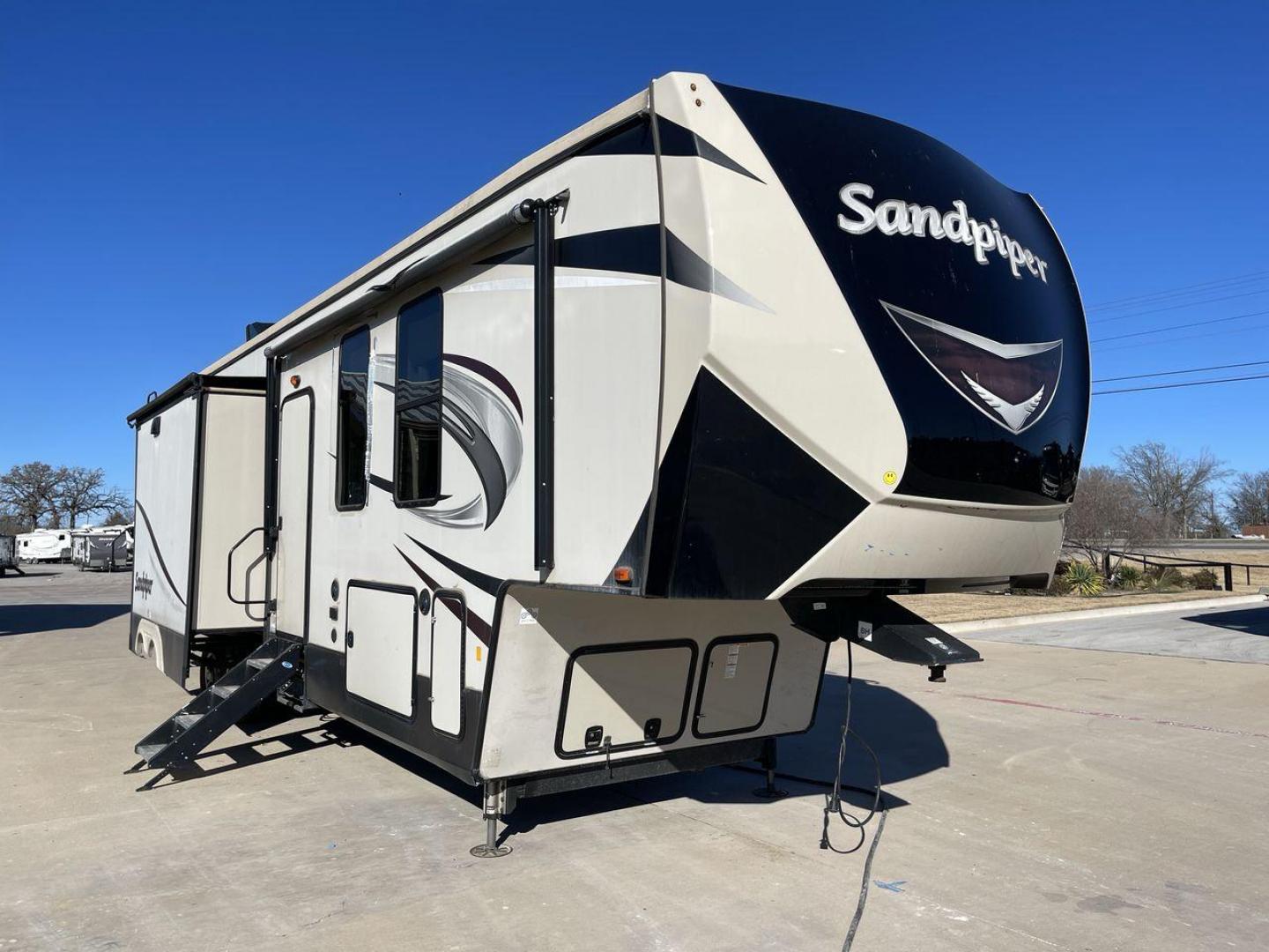 2019 TAN SANDPIPER 383RBLOK - (4X4FSAP2XKJ) , Length: 42.17 ft. | Dry Weight: 13,469 lbs. | Gross Weight: 15,500 lbs. | Slides: 4 transmission, located at 4319 N Main St, Cleburne, TX, 76033, (817) 678-5133, 32.385960, -97.391212 - Photo#22