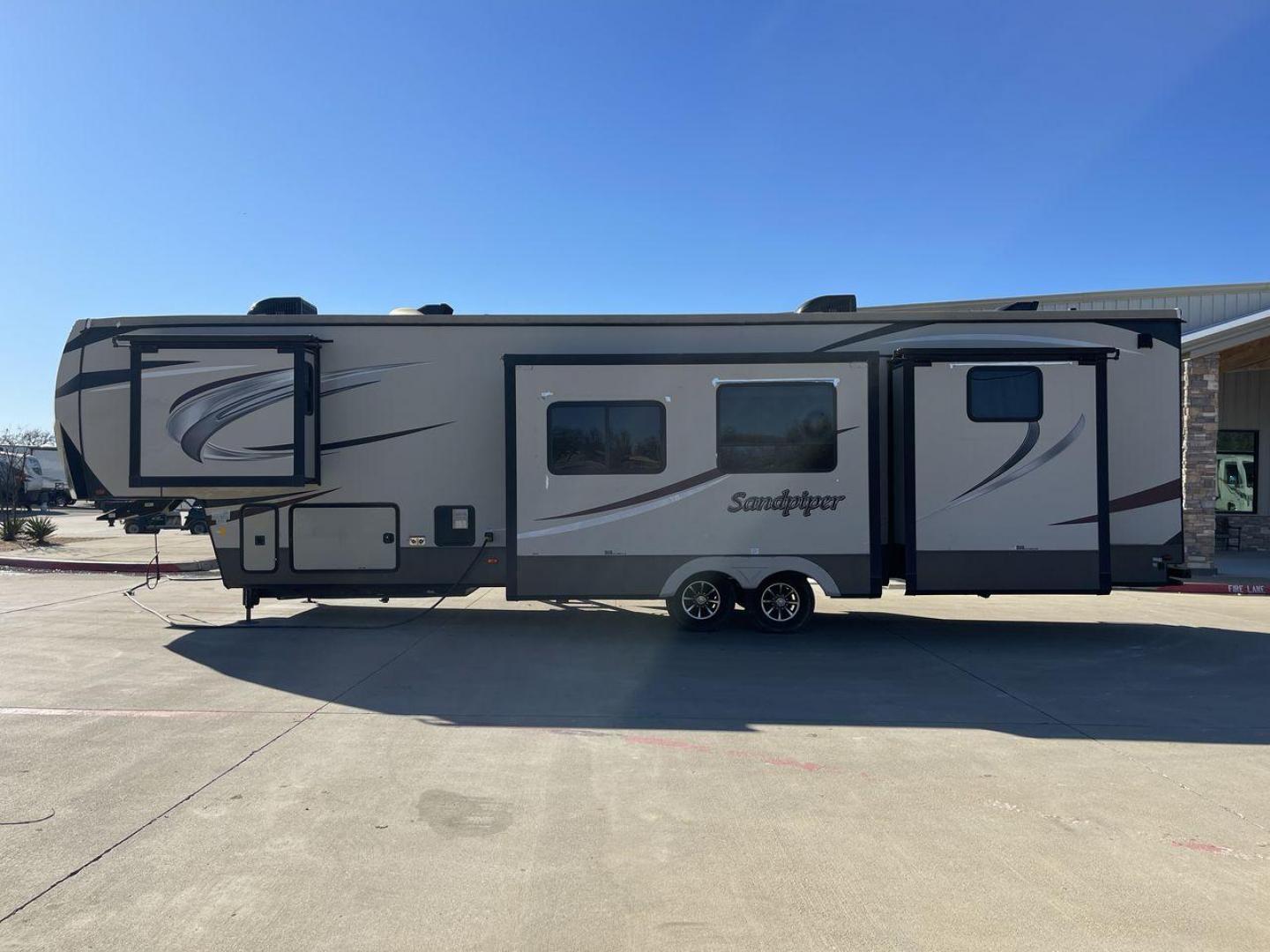 2019 TAN SANDPIPER 383RBLOK - (4X4FSAP2XKJ) , Length: 42.17 ft. | Dry Weight: 13,469 lbs. | Gross Weight: 15,500 lbs. | Slides: 4 transmission, located at 4319 N Main St, Cleburne, TX, 76033, (817) 678-5133, 32.385960, -97.391212 - Photo#23